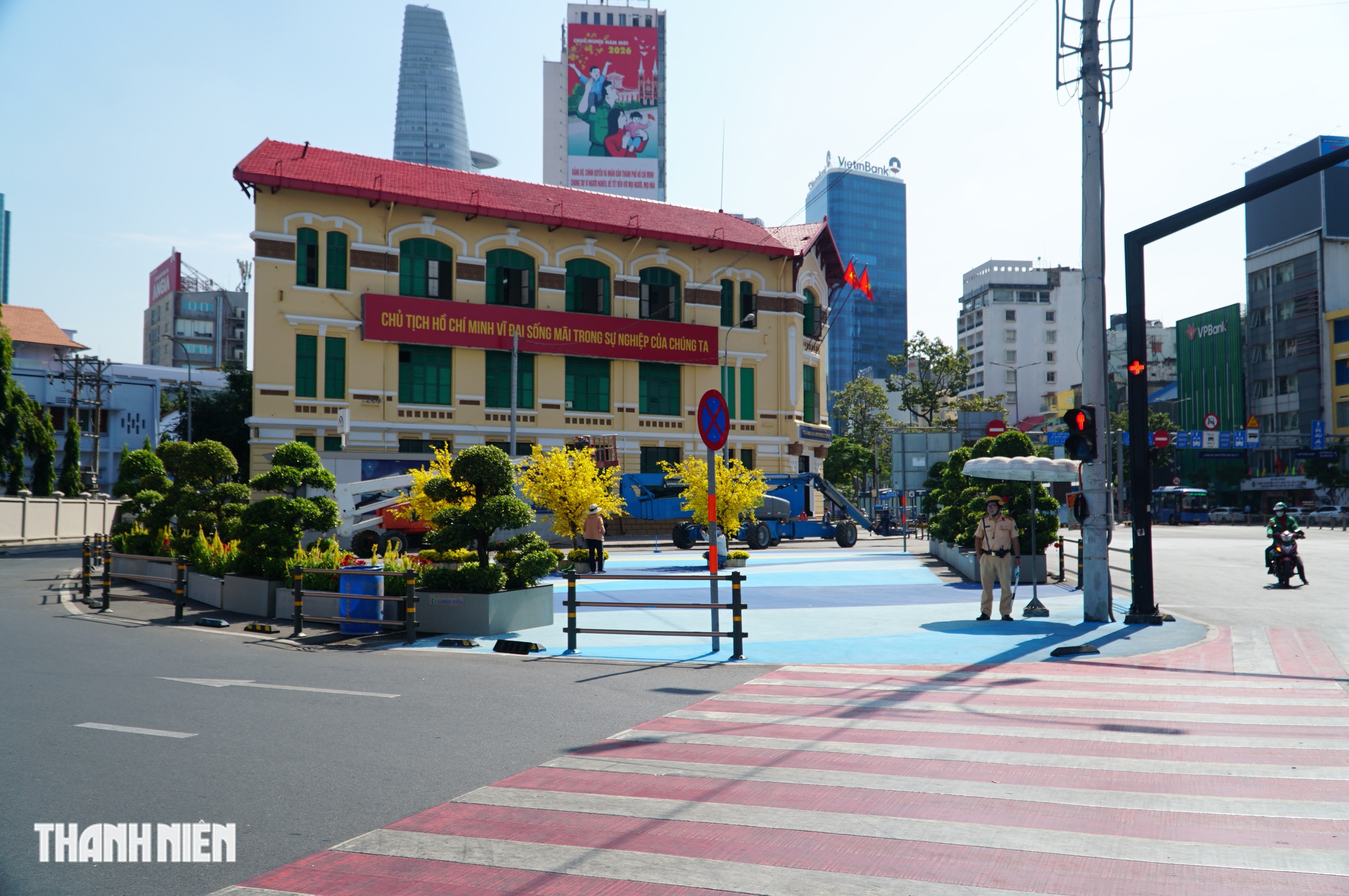 Khu vực trước chợ Bến Th&agrave;nh mở r&agrave;o chắn, trả lại kh&ocirc;ng gian chụp ảnh tết - Ảnh 9.