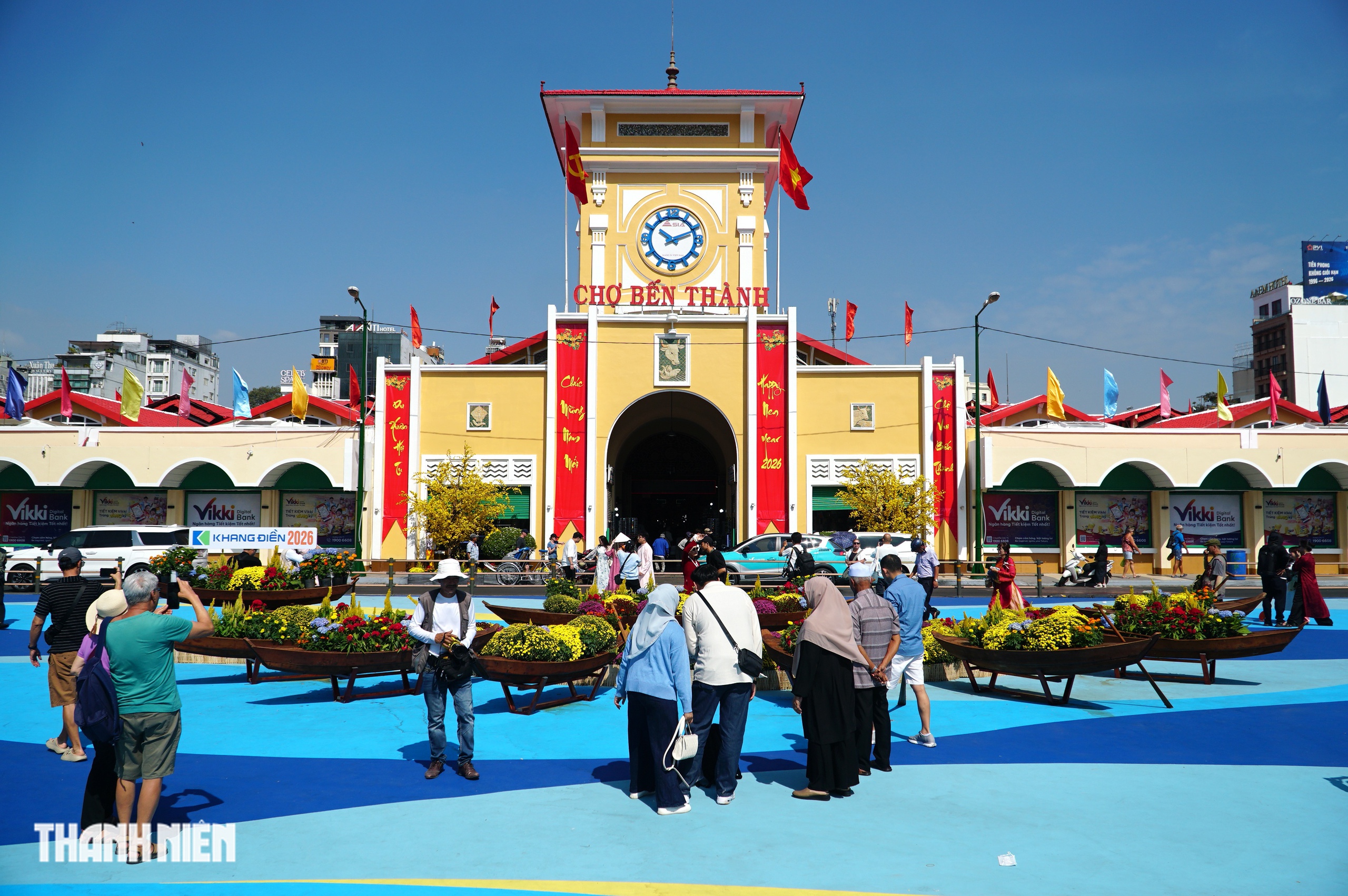 Khu vực trước chợ Bến Th&agrave;nh mở r&agrave;o chắn, trả lại kh&ocirc;ng gian chụp ảnh tết - Ảnh 1.