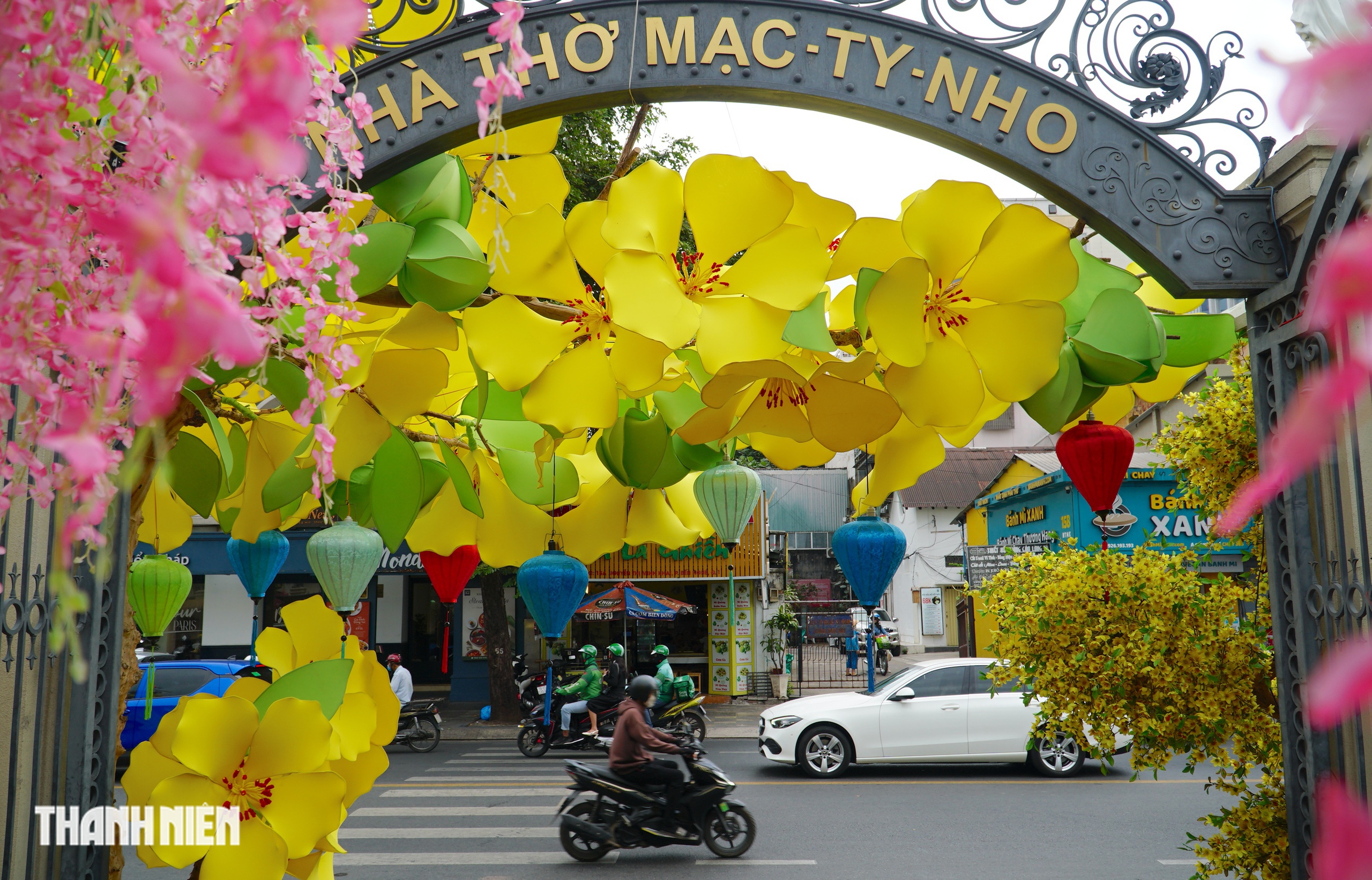 Cảnh qu&ecirc; y&ecirc;n b&igrave;nh trong s&acirc;n nh&agrave; thờ ở TP.HCM, chuẩn bị đ&oacute;n Tết B&iacute;nh Ngọ - Ảnh 9.