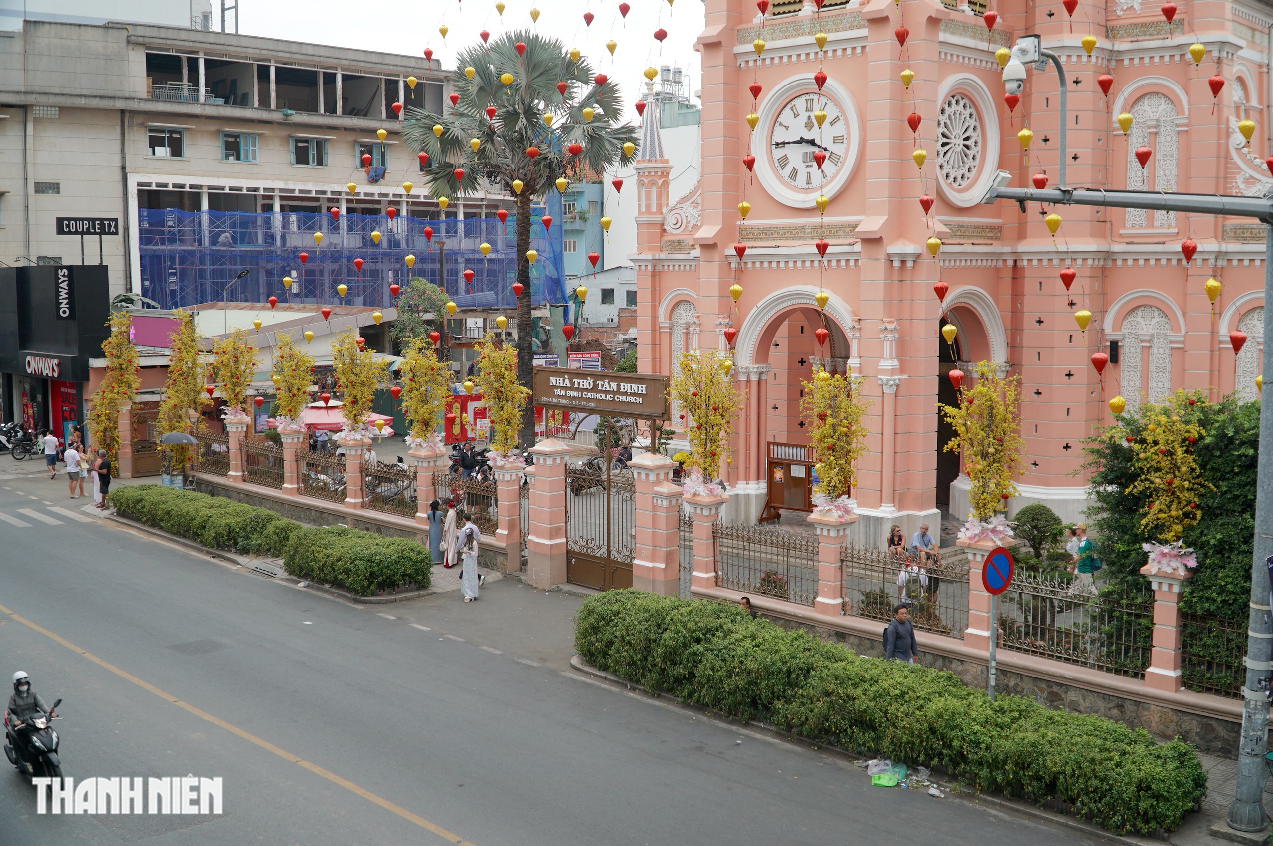 Cảnh qu&ecirc; y&ecirc;n b&igrave;nh trong s&acirc;n nh&agrave; thờ ở TP.HCM, chuẩn bị đ&oacute;n Tết B&iacute;nh Ngọ - Ảnh 10.