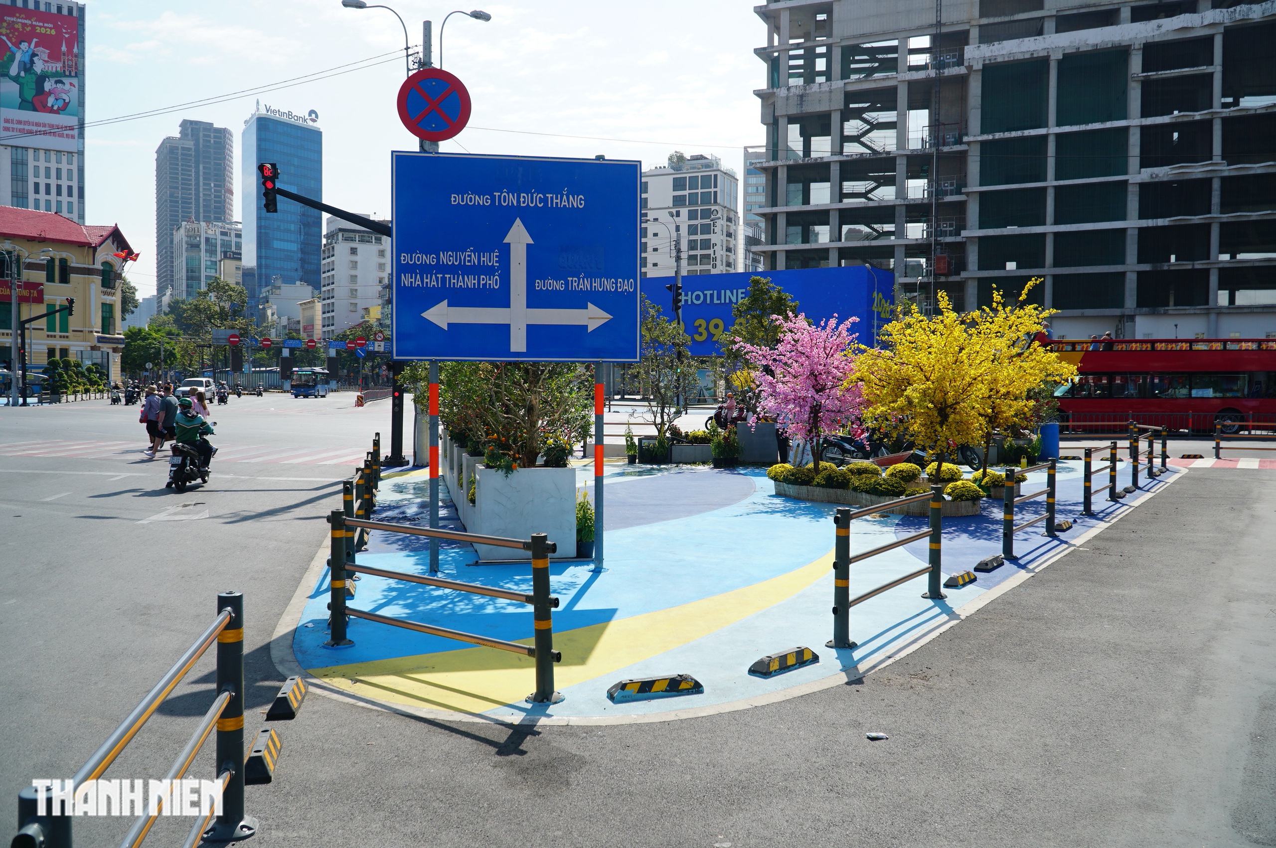 Khu vực trước chợ Bến Th&agrave;nh mở r&agrave;o chắn, trả lại kh&ocirc;ng gian chụp ảnh tết - Ảnh 8.