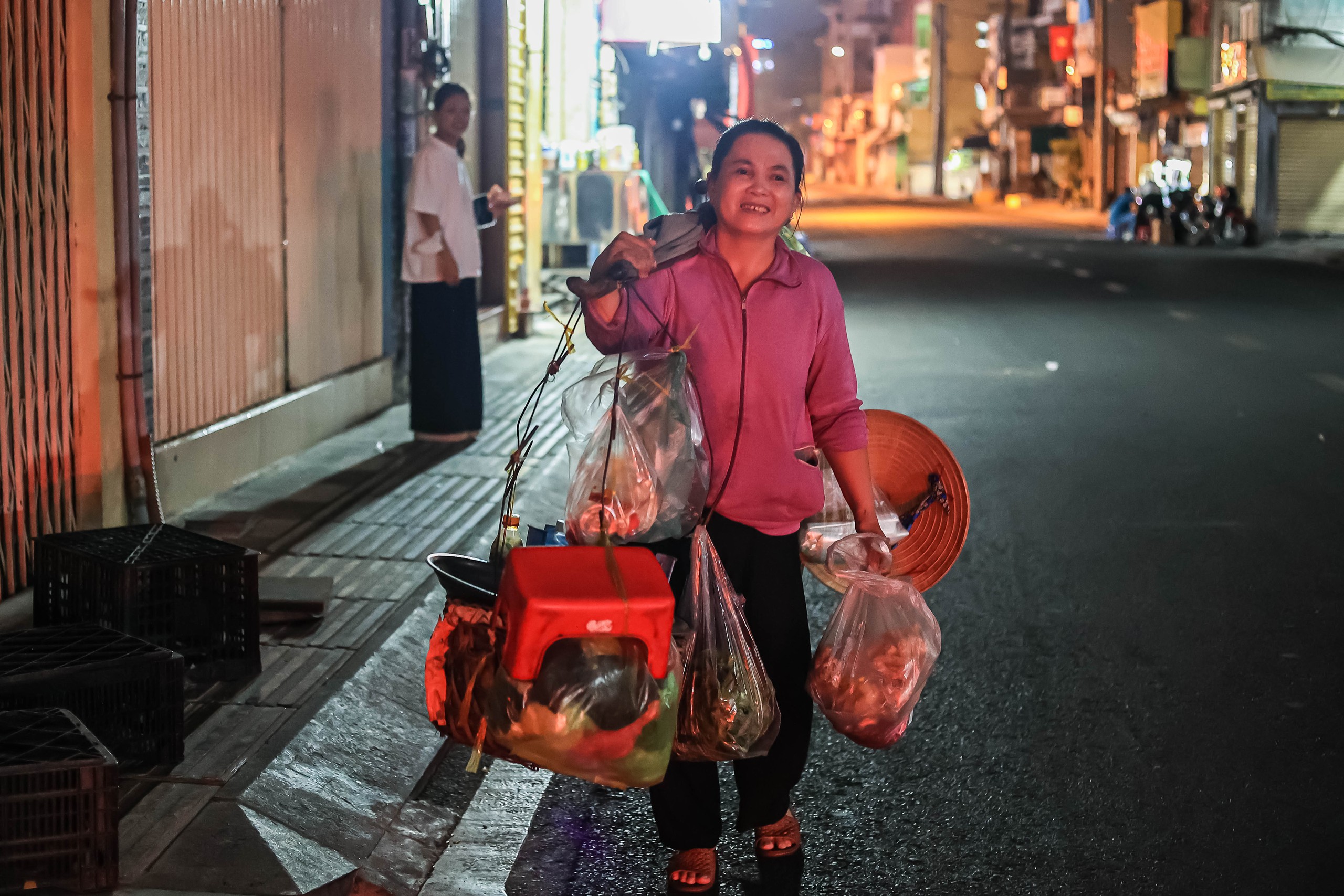 Xóm hàng rong 'mua ngủ' 40.000 đồng/ngày ở trung tâm TP.HCM, oằn vai mưu sinh giáp tết- Ảnh 4.