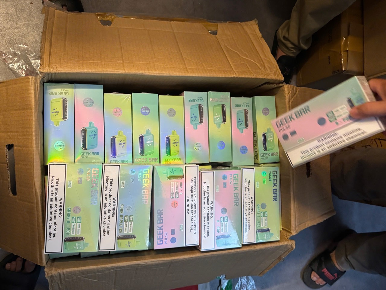 Công an TP.HCM triệt phá đường dây bán thuốc lá điện tử doanh thu hàng tỉ đồng- Ảnh 2.