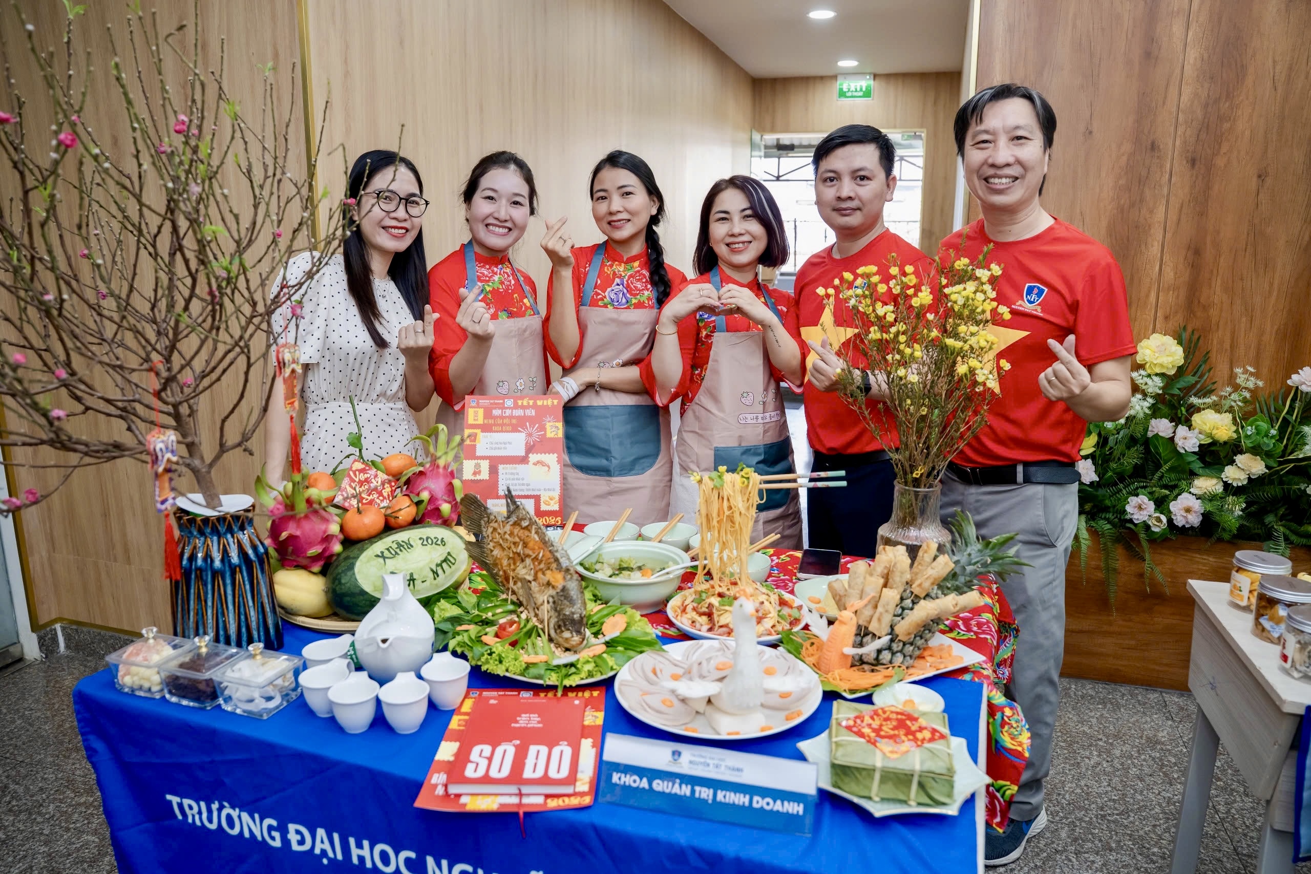 Không khí tết Nguyên đán 2026 tràn ngập giảng đường - Ảnh 11.