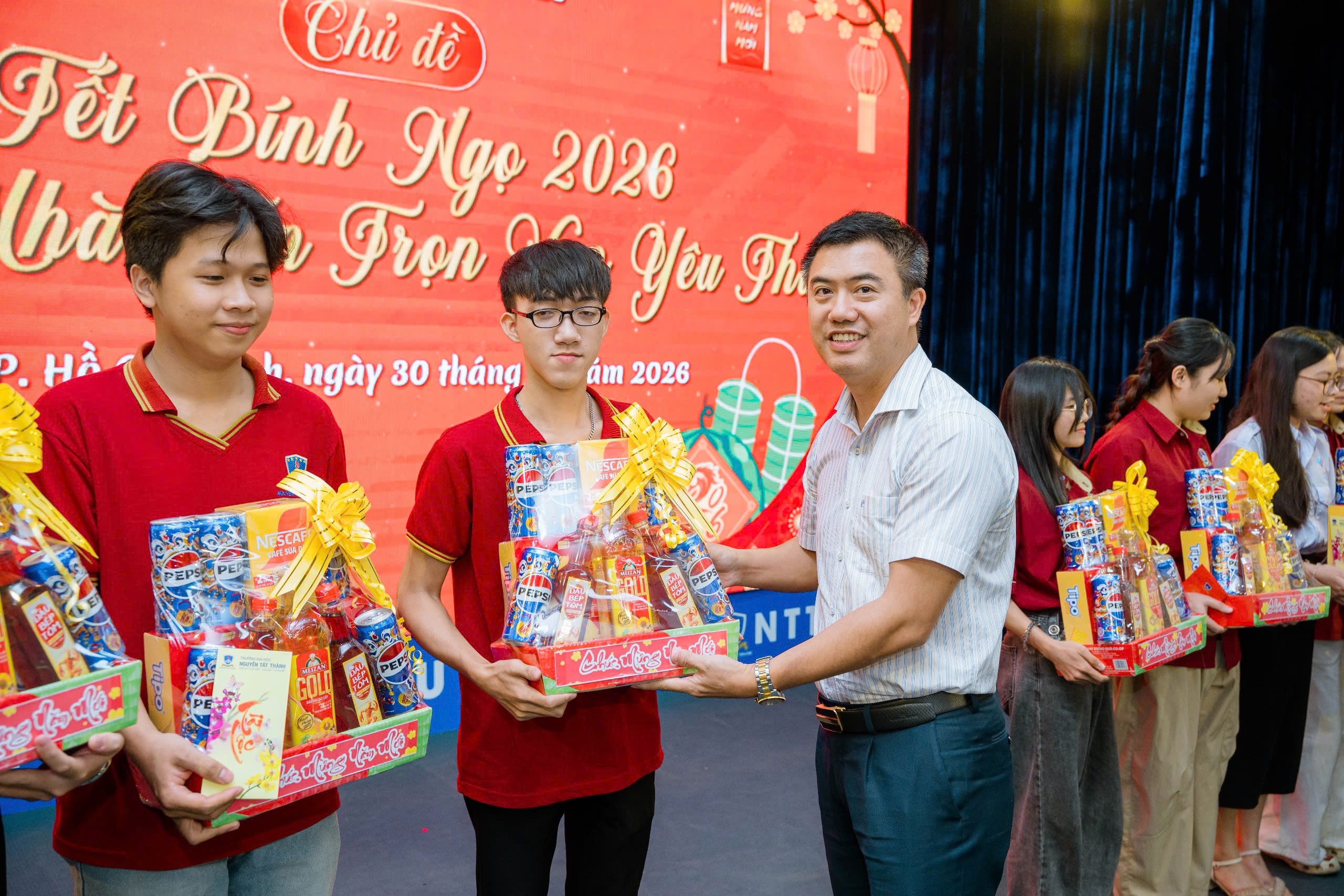 Không khí tết Nguyên đán 2026 tràn ngập giảng đường - Ảnh 13.