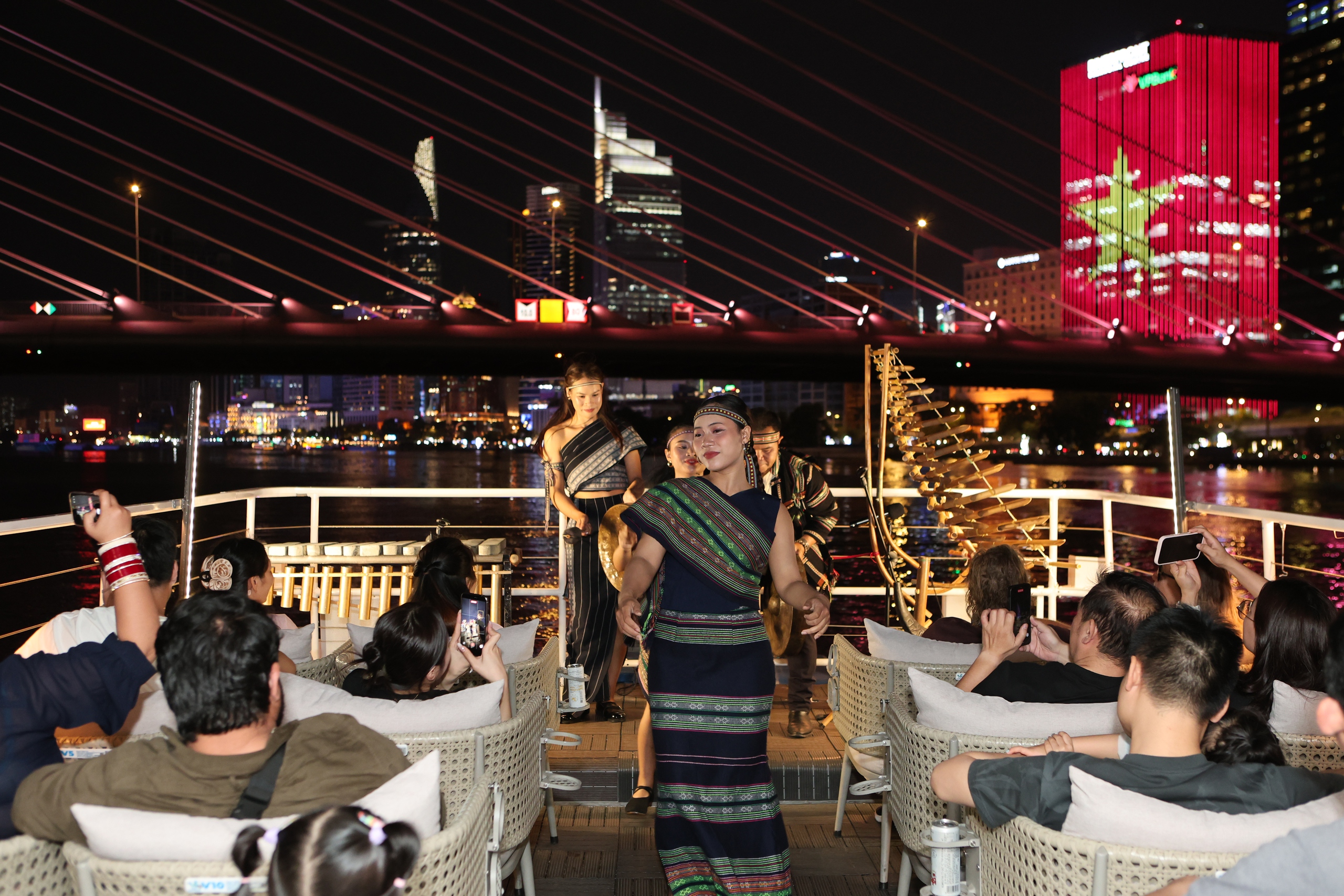 Đưa cồng chiêng Tây Nguyên lên buýt sông 2 tầng, khách Tây thích thú- Ảnh 1.