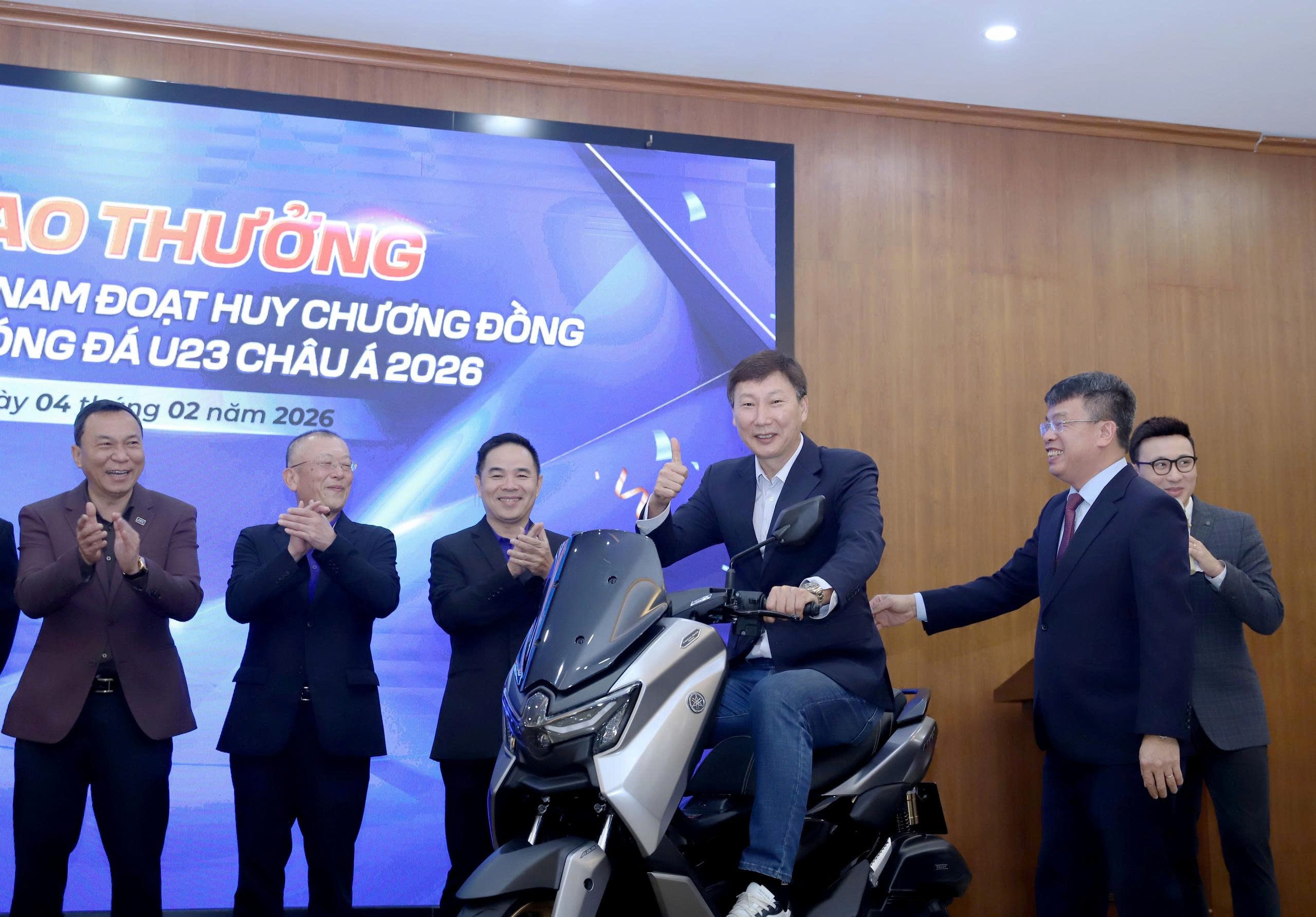 U.23 Việt Nam được thưởng xe máy xịn: Ông Kim và học trò háo hức trải nghiệm… ngay trên sân khấu- Ảnh 3.