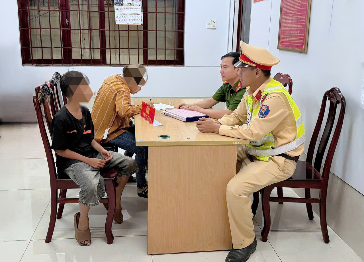 Đồng Nai: Thiếu niên 12 tuổi ném đá vỡ kính cửa toa xe tàu hỏa- Ảnh 2.