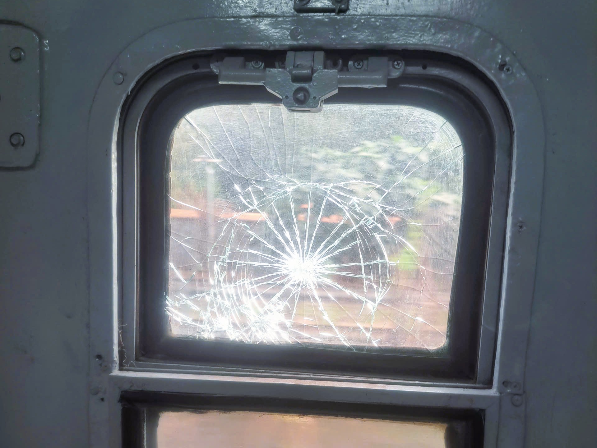 Đồng Nai: Thiếu niên 12 tuổi ném đá vỡ kính cửa toa xe tàu hỏa- Ảnh 1.