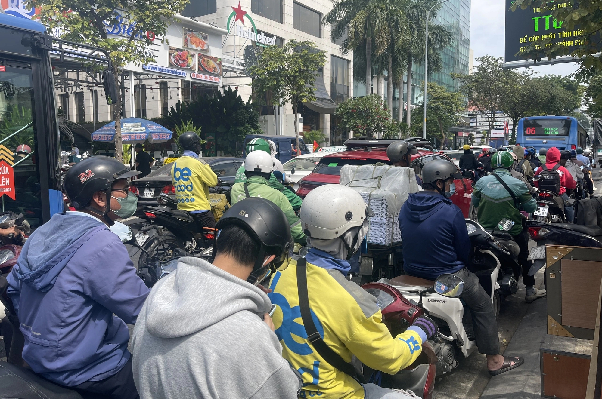 Thời điểm mà dường như ai cũng ra đường...- Ảnh 1.