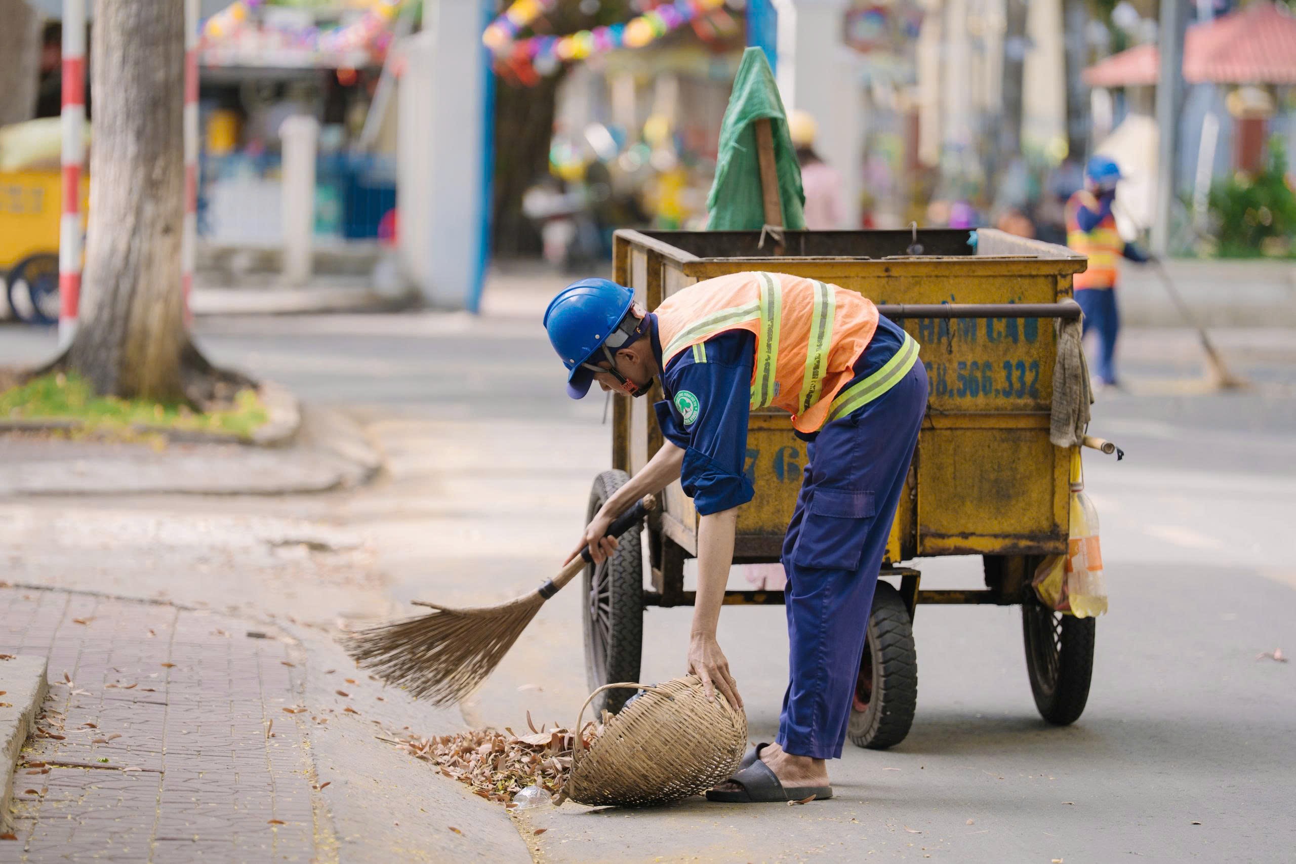 Rác thải ùn ứ khi 2 công ty thu gom 'giao thời', 110 lao động mất việc- Ảnh 4.