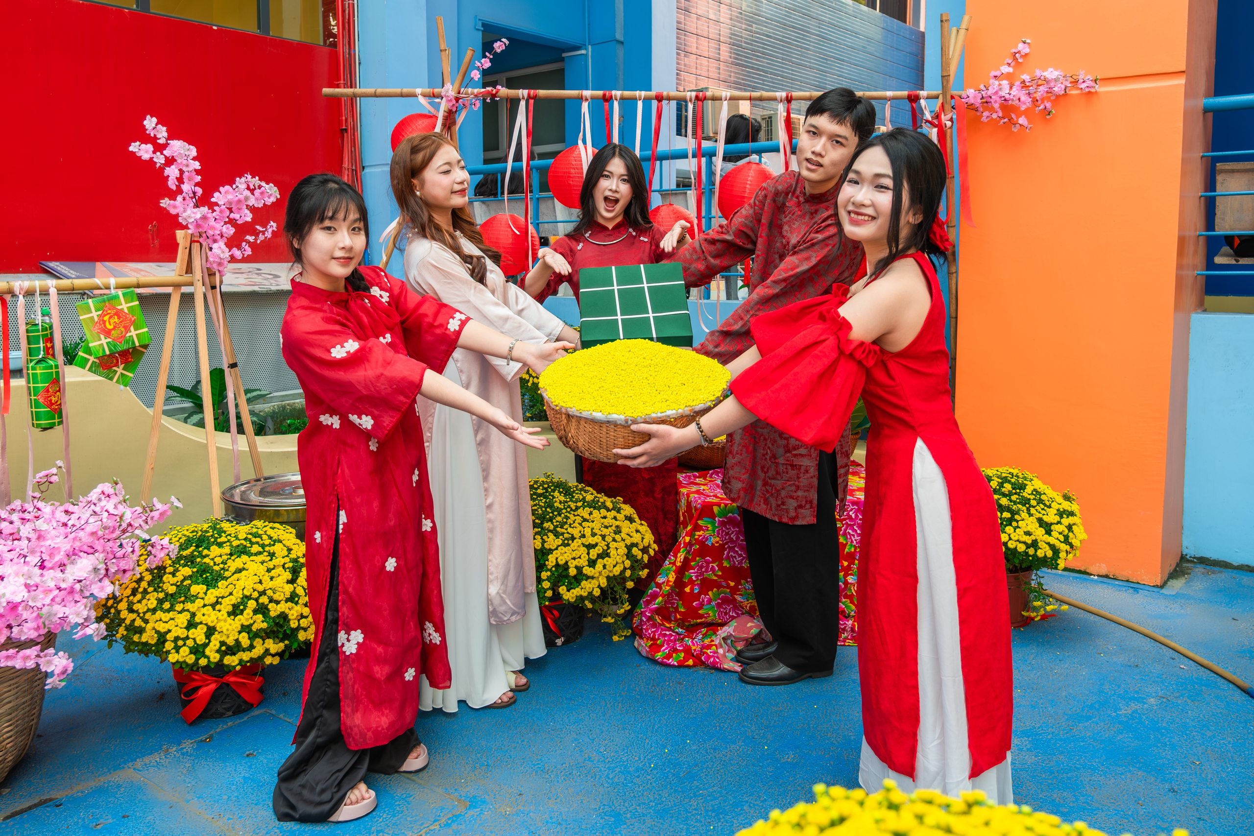 Không khí tết Nguyên đán 2026 tràn ngập giảng đường - Ảnh 1.