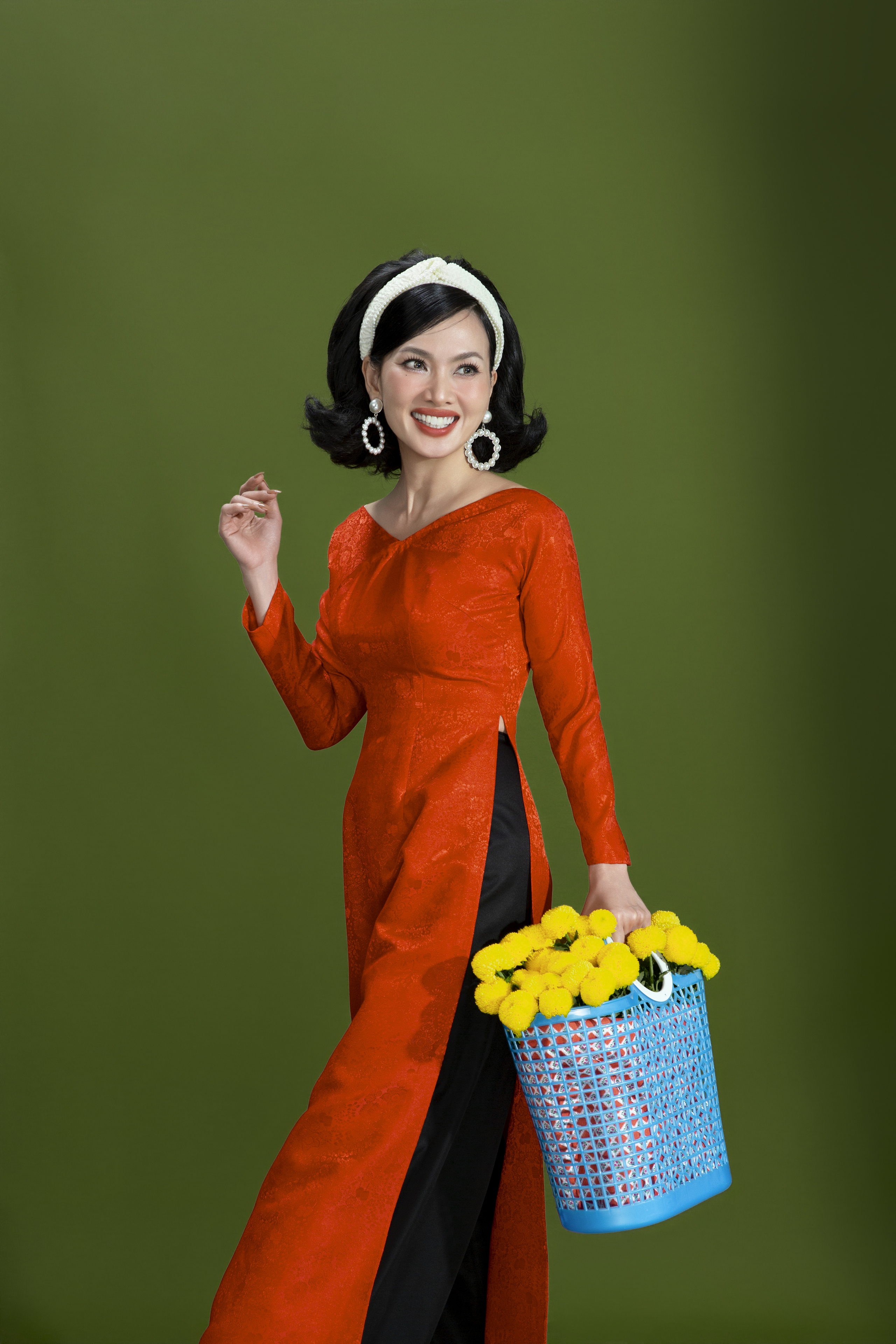 Diễn vi&ecirc;n Anh Thư h&oacute;a 'c&ocirc; ba S&agrave;i G&ograve;n' khoe nhan sắc tuổi U.40 - Ảnh 1.