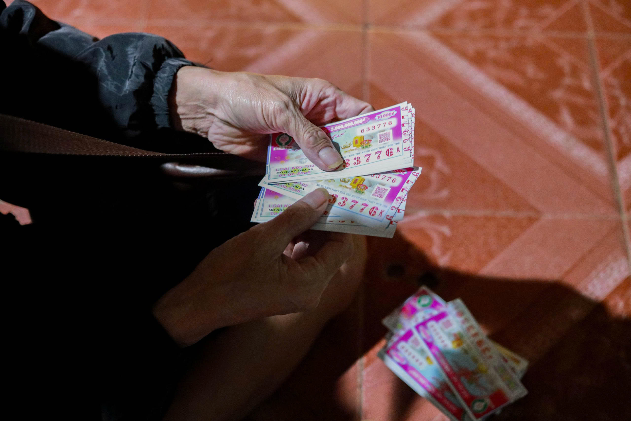 'Xóm vé số xứ Nẫu' ở TP.HCM: Tằn tiện cả năm, tết không đủ tiền về quê- Ảnh 4.