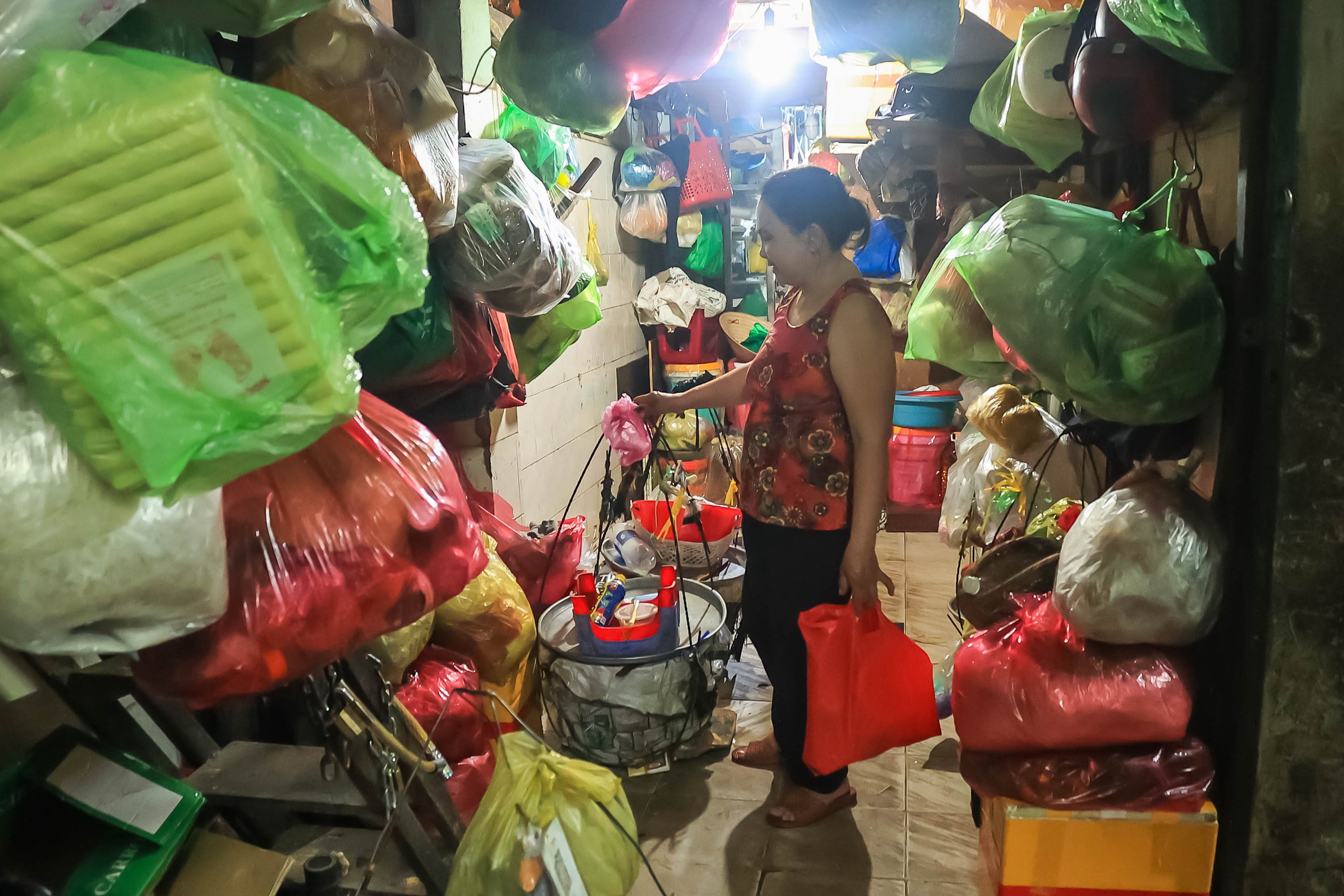 Xóm hàng rong 'mua ngủ' 40.000 đồng/ngày ở trung tâm TP.HCM, oằn vai mưu sinh giáp tết- Ảnh 5.