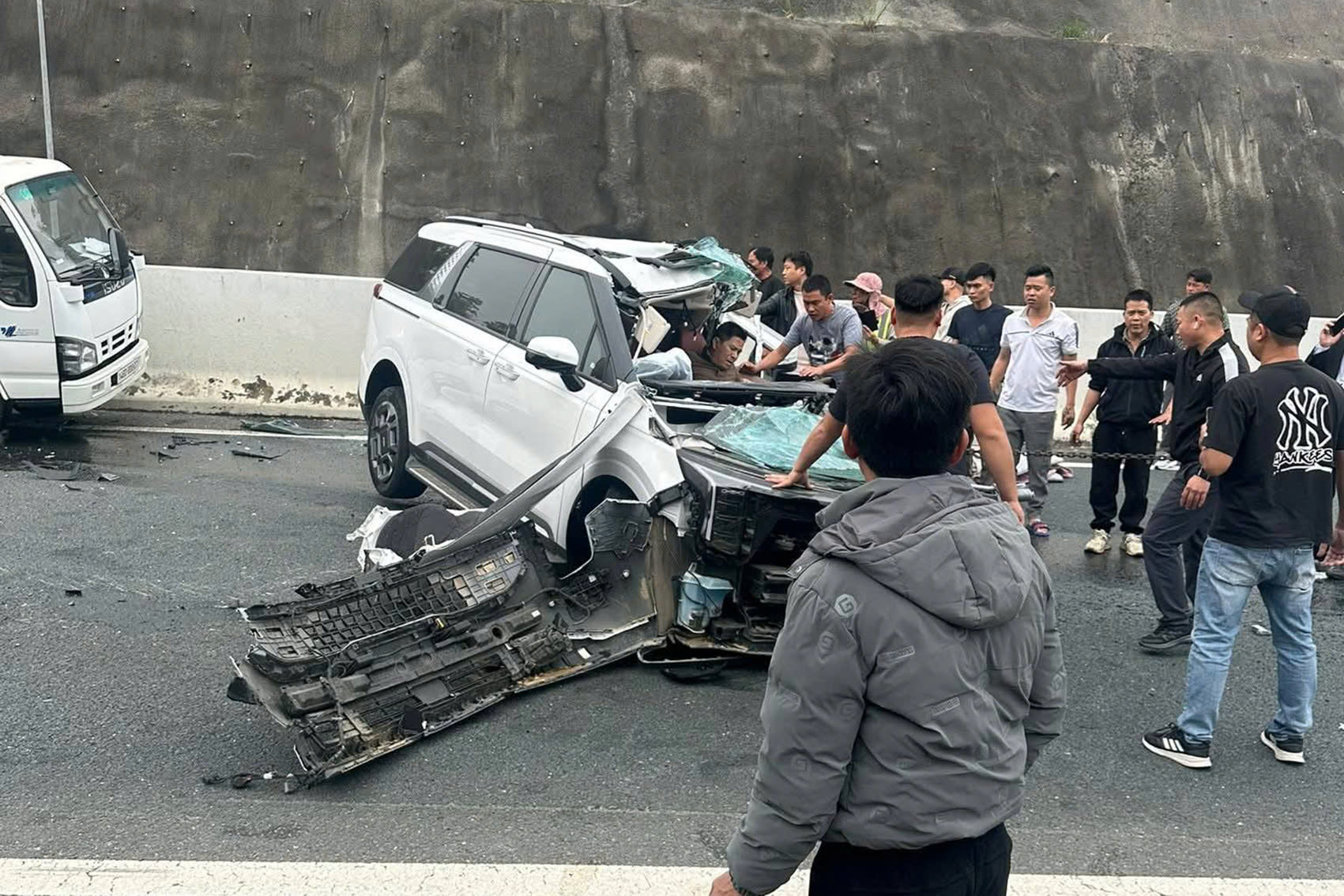 Tai nạn kinh hoàng trên cao tốc Hải Phòng – Móng Cái  - Ảnh 2.