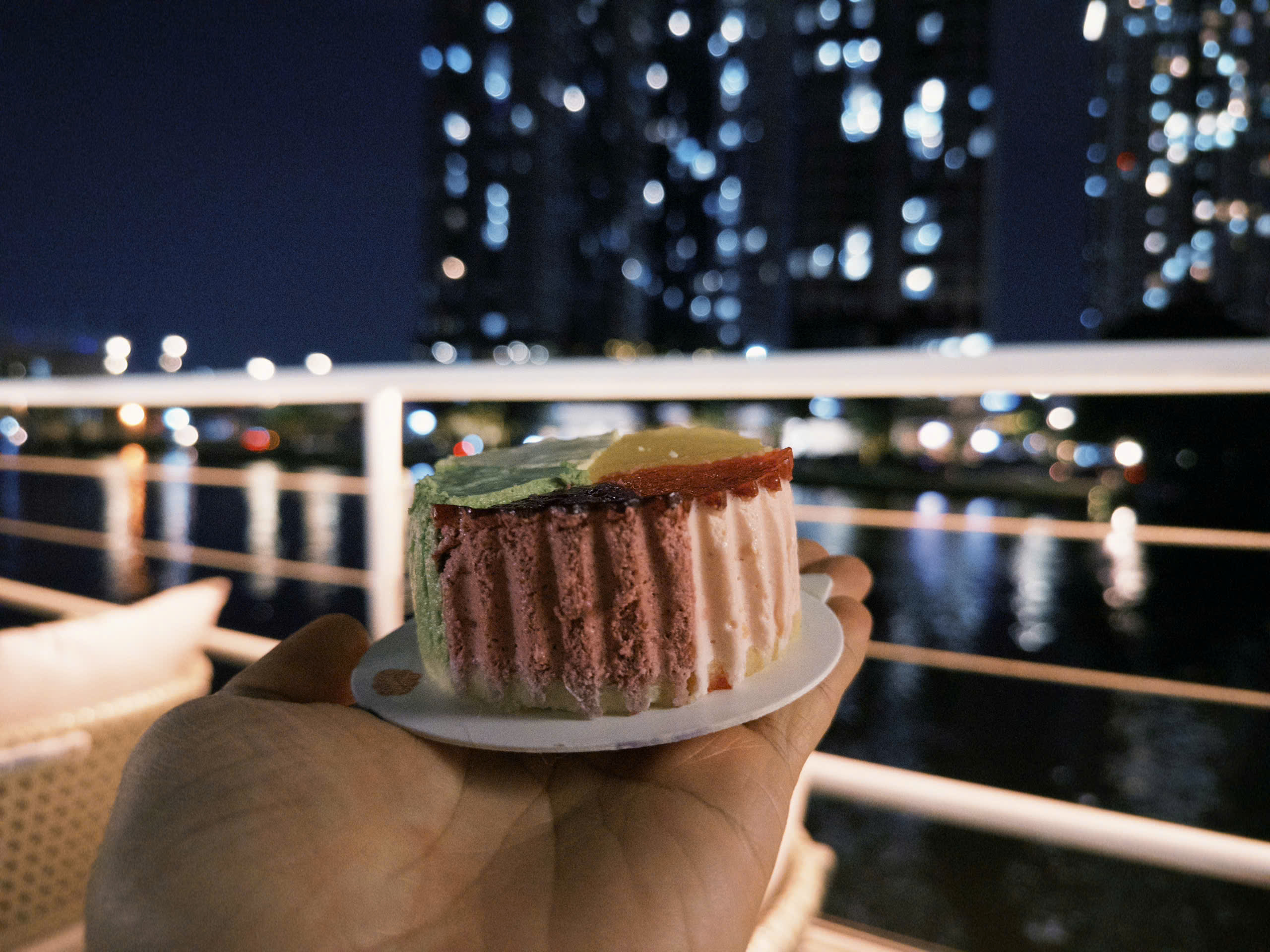 Đưa cồng chiêng Tây Nguyên lên buýt sông 2 tầng, khách Tây thích thú- Ảnh 3.