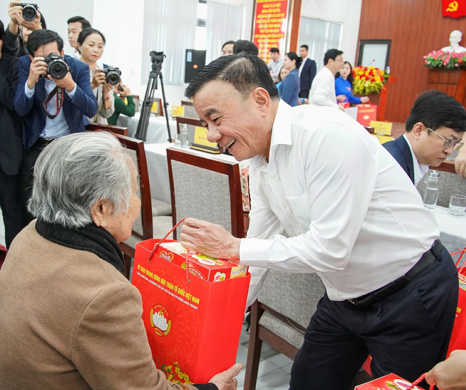 Thường trực Ban Bí thư tặng quà tết cho hộ nghèo, gia đình chính sách tại ĐàNẵng- Ảnh 1.