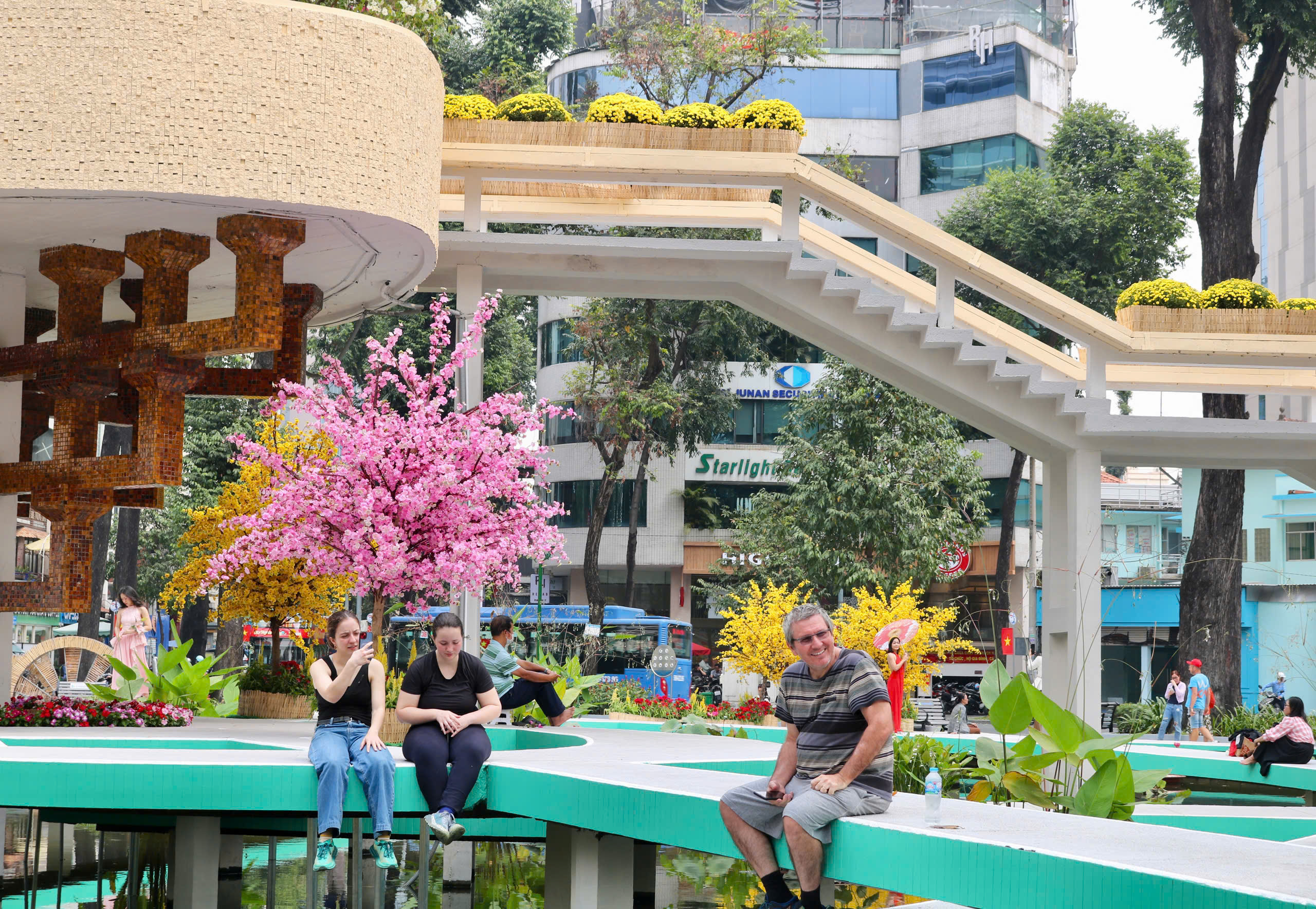 Hồ Con R&ugrave;a &lsquo;thay &aacute;o mới&rsquo;, nhiều người khen đẹp rủ nhau đến chụp ảnh tết - Ảnh 1.