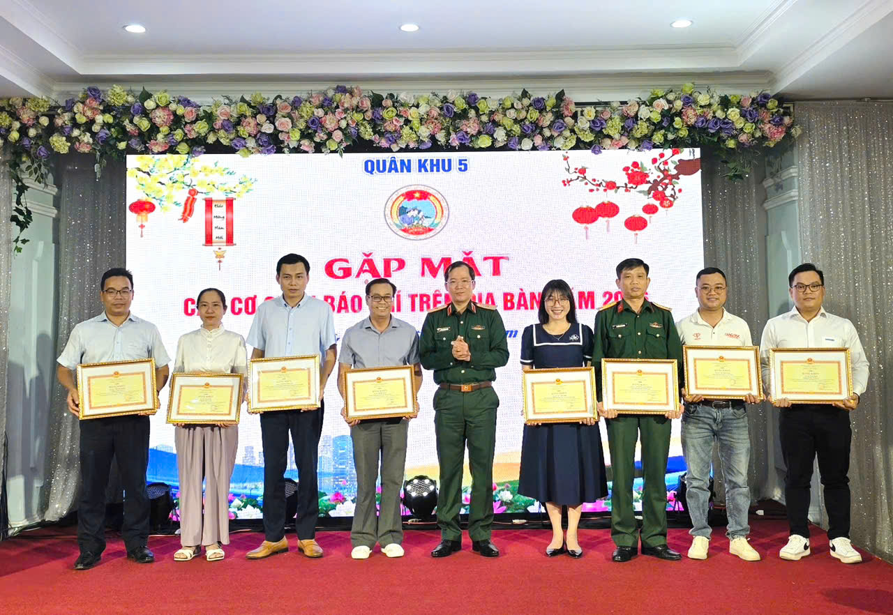 Quân khu 5: Những thước phim giữa dòng lũ đã khắc họa trọn vẹn tình quân dân- Ảnh 1.