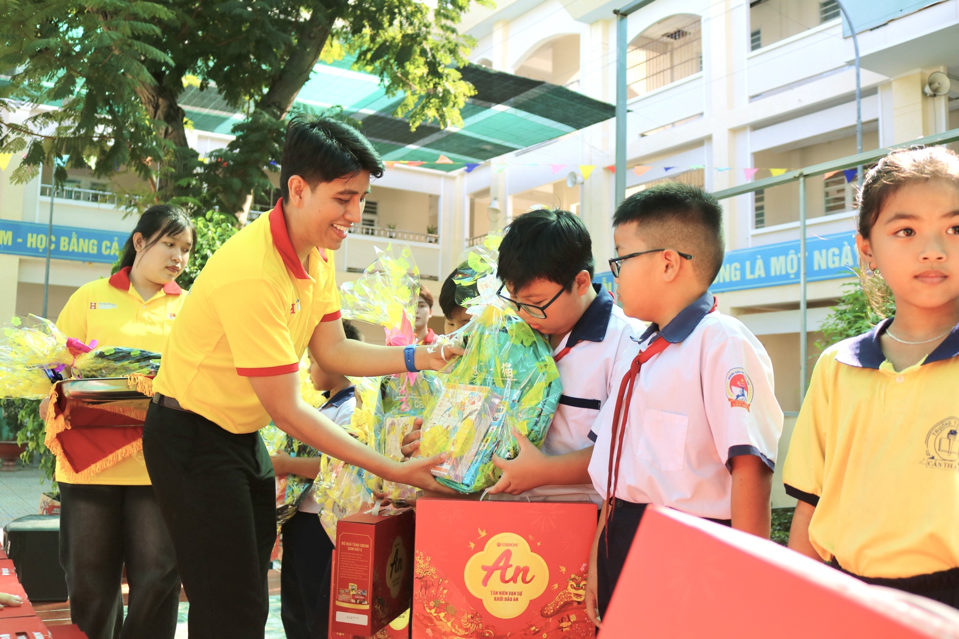 Mang sắc xu&acirc;n t&igrave;nh nguyện đến với biển, đảo - Ảnh 2.