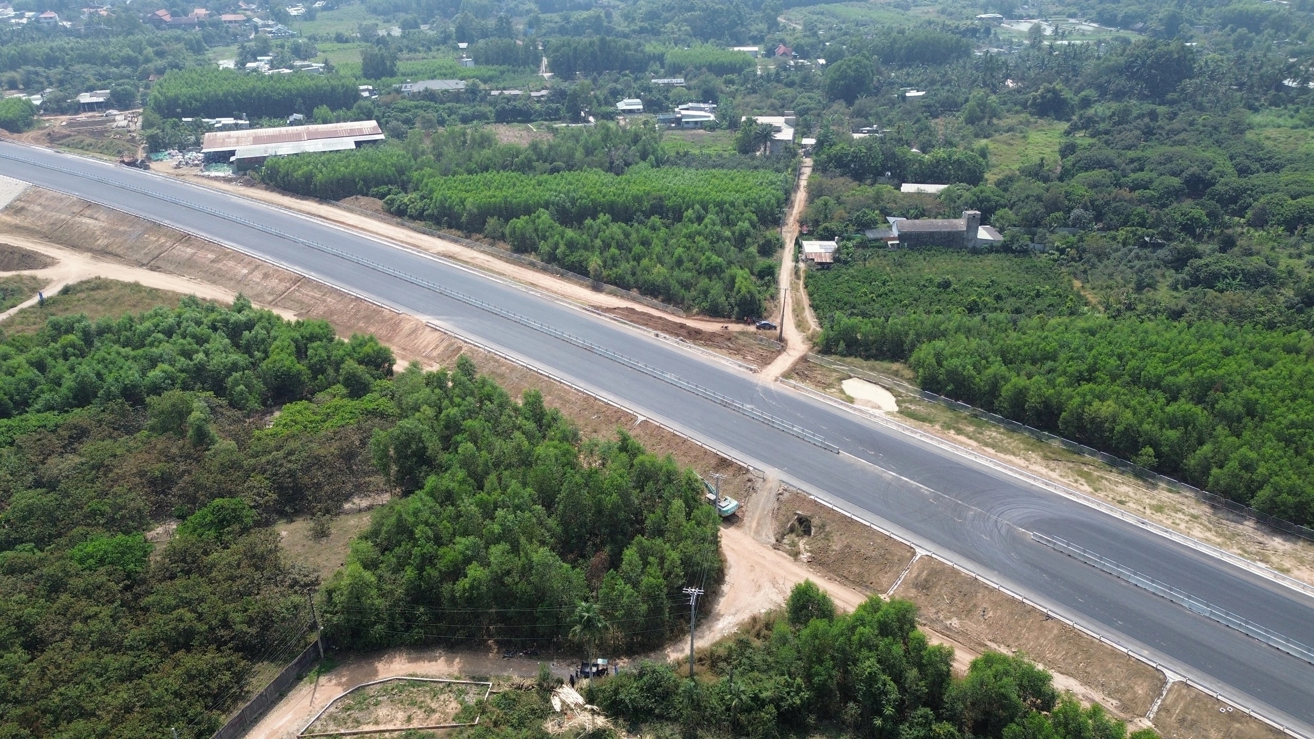 Cao tốc sắp thông xe, nhiều hộ dân chưa có lối đi- Ảnh 1.