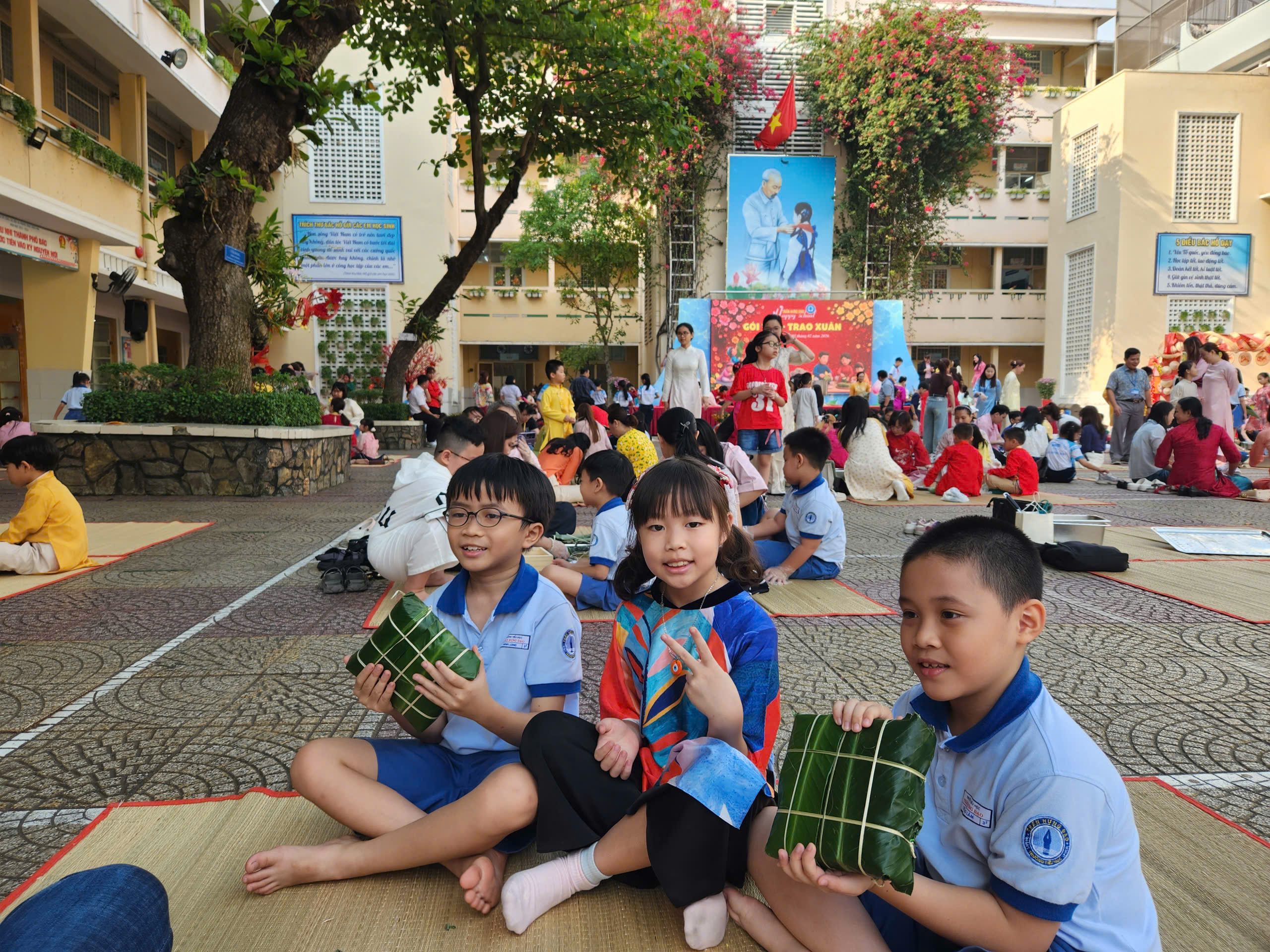 Câu chuyện xúc động sau nồi bánh chưng ở sân trường - Ảnh 7.