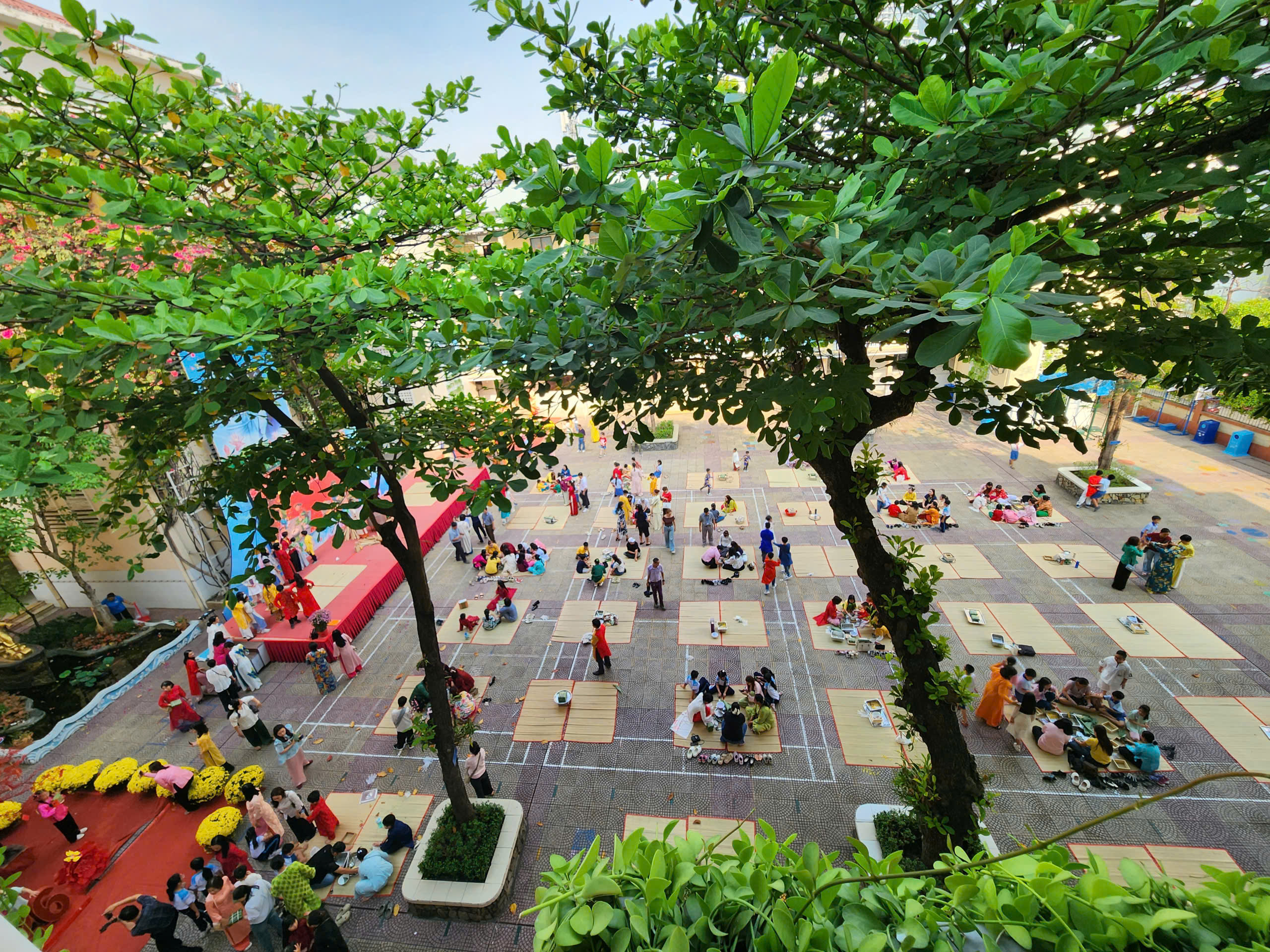 Câu chuyện xúc động sau nồi bánh chưng ở sân trường - Ảnh 1.