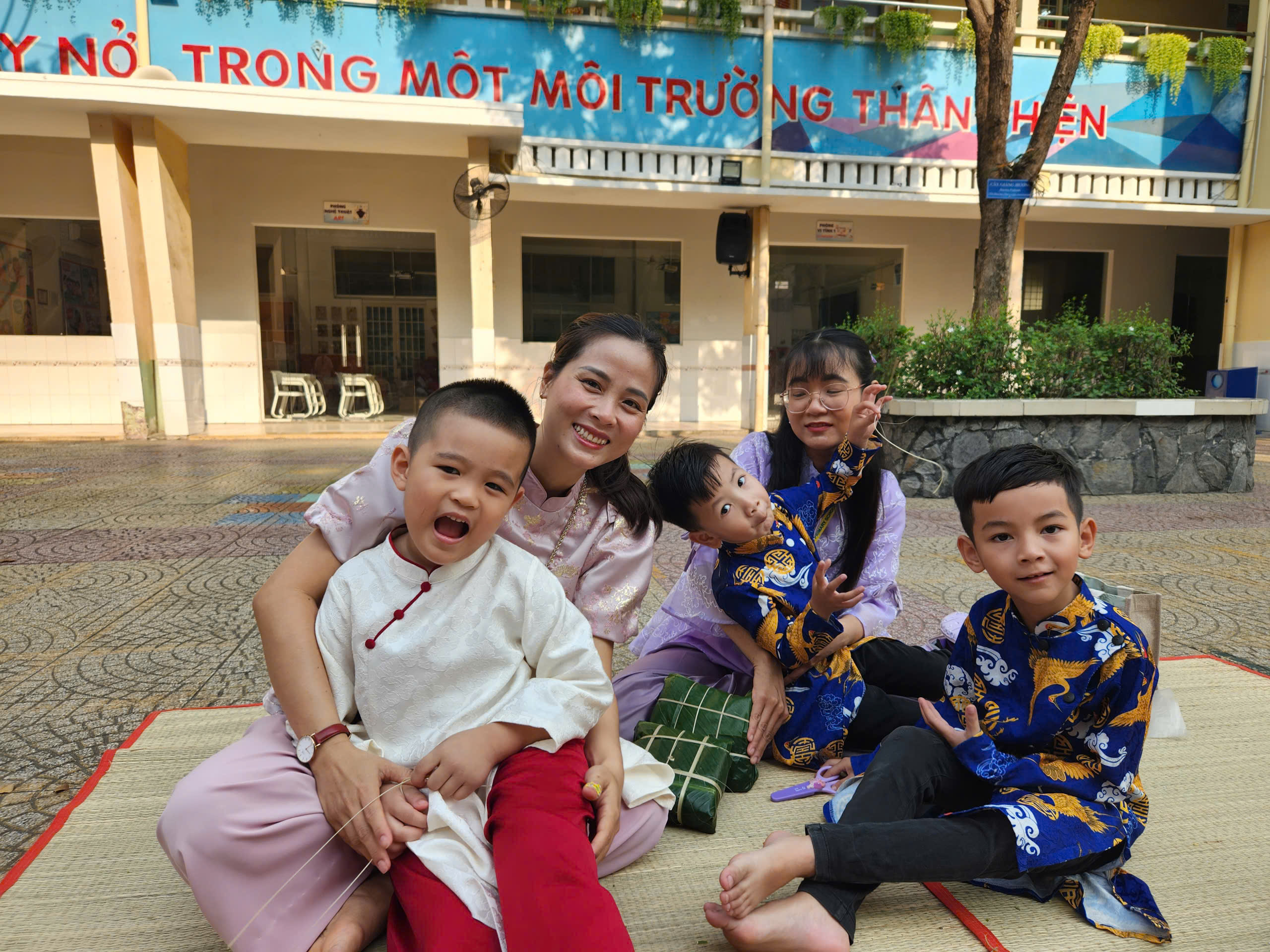 Câu chuyện xúc động sau nồi bánh chưng ở sân trường - Ảnh 12.