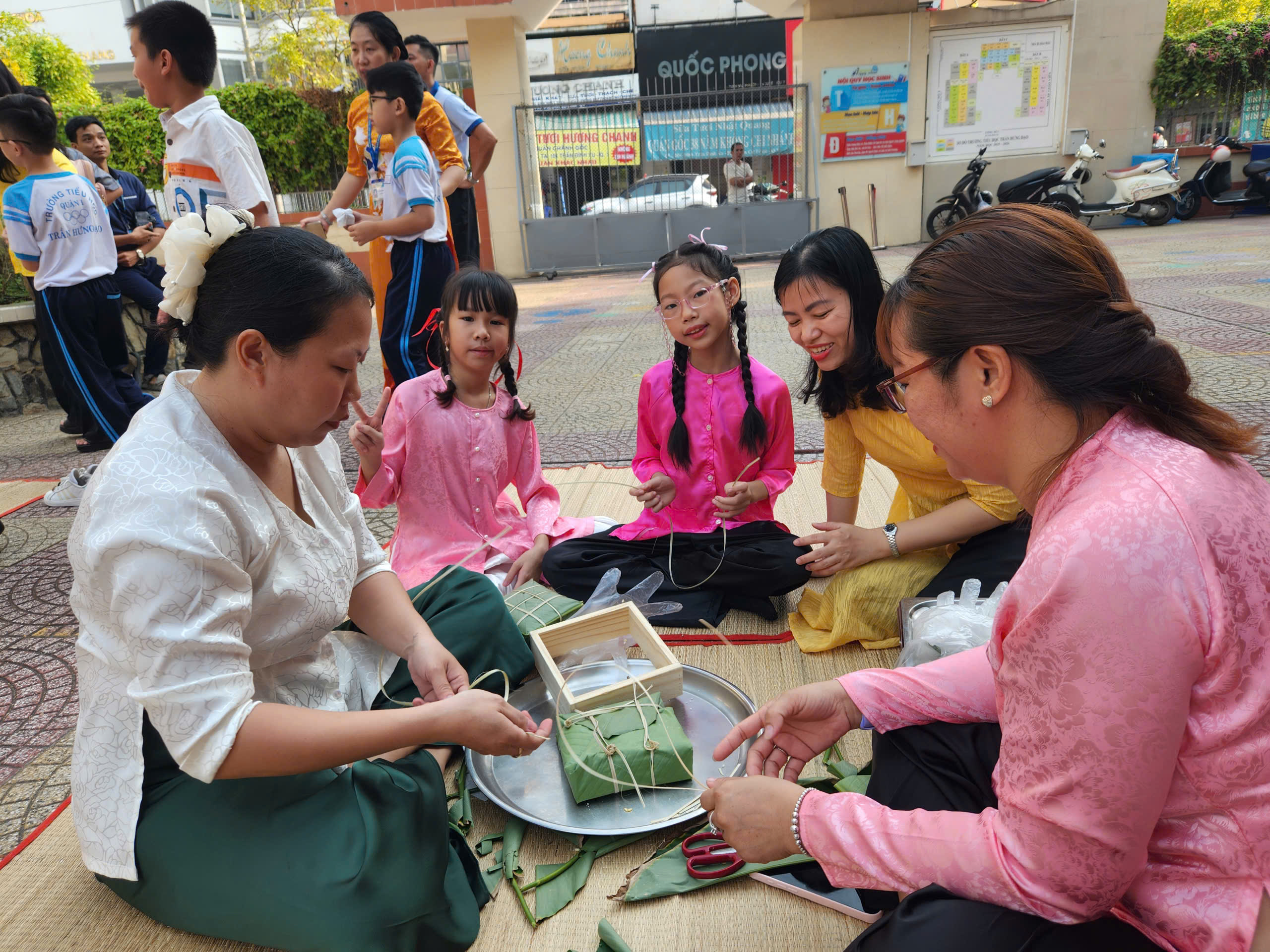 Câu chuyện xúc động sau nồi bánh chưng ở sân trường - Ảnh 5.