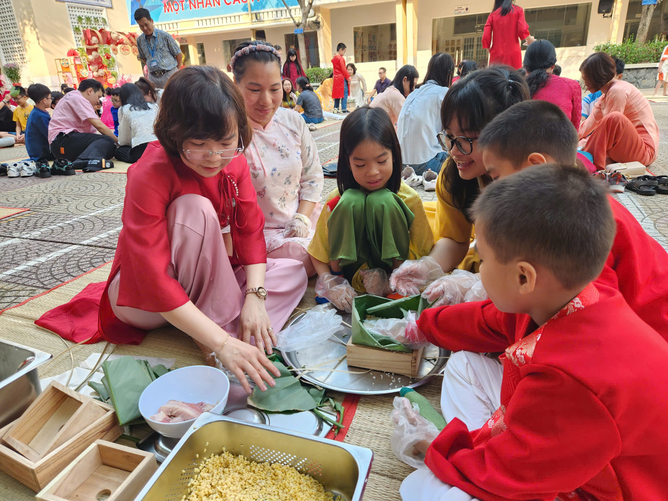 Câu chuyện xúc động sau nồi bánh chưng ở sân trường - Ảnh 3.