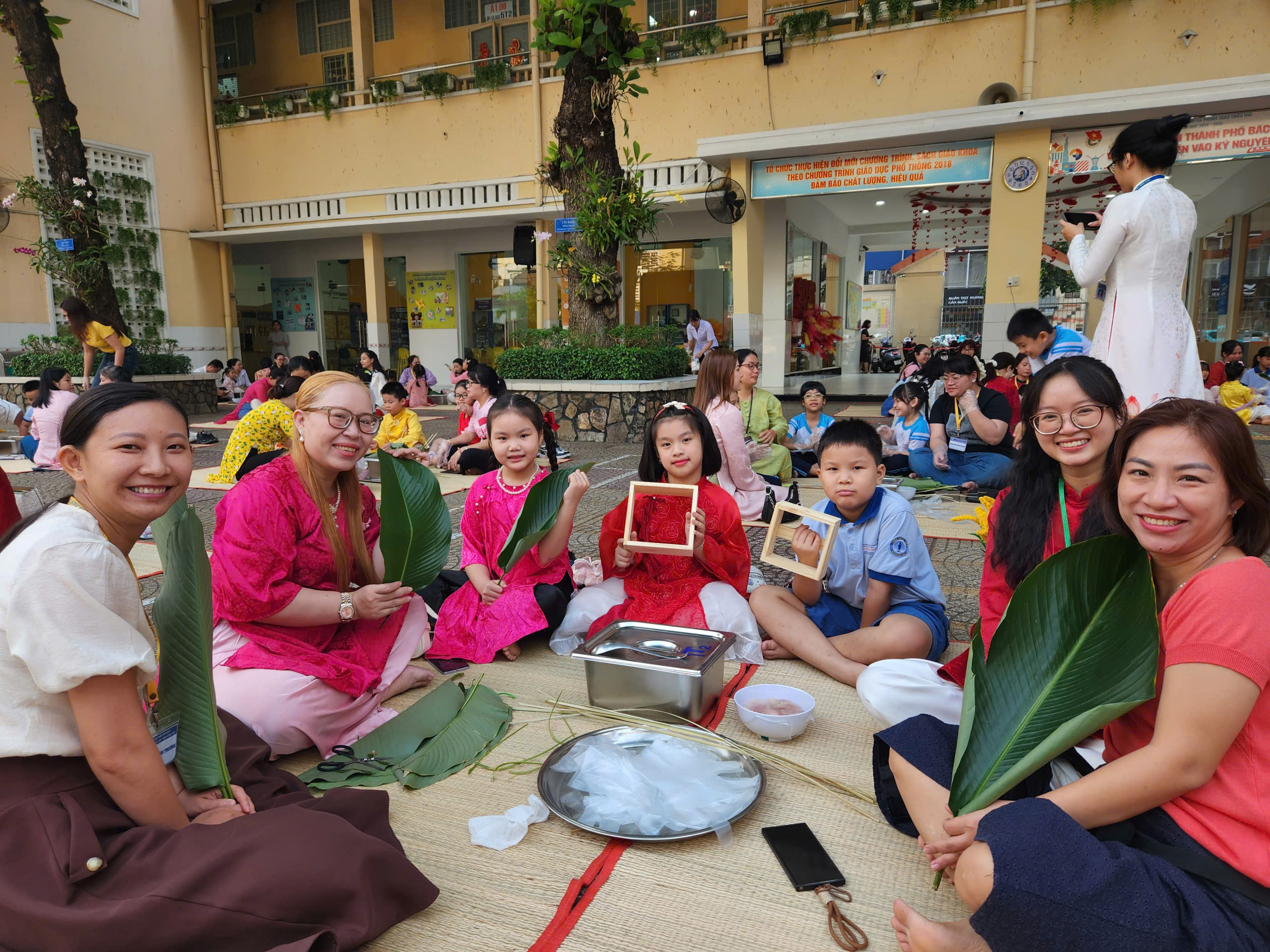 Câu chuyện xúc động sau nồi bánh chưng ở sân trường - Ảnh 2.