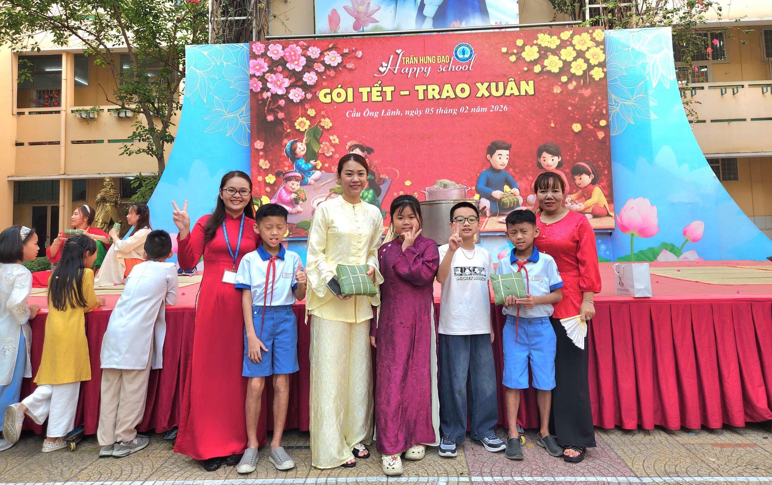 Câu chuyện xúc động sau nồi bánh chưng ở sân trường - Ảnh 11.