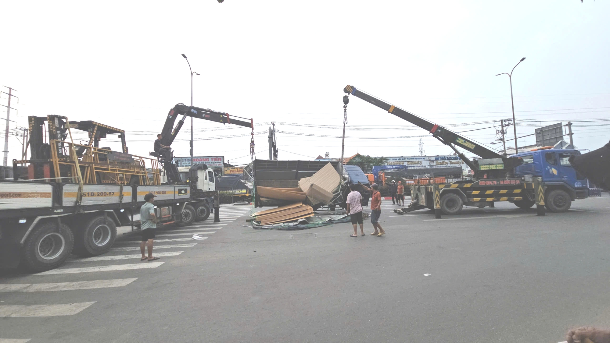 Lật xe tải chở ván gỗ, đường Lê Đức Anh kẹt xe kéo dài - Ảnh 3.