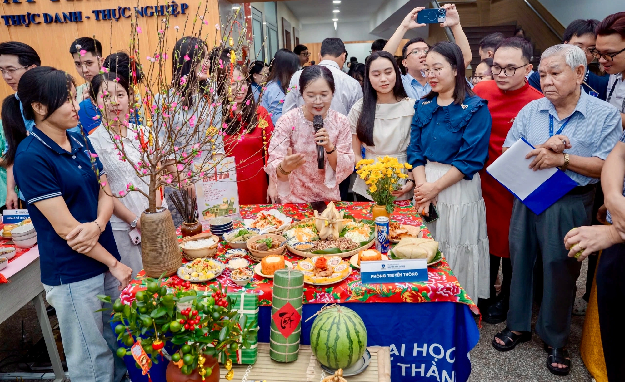 Không khí tết Nguyên đán 2026 tràn ngập giảng đường - Ảnh 10.