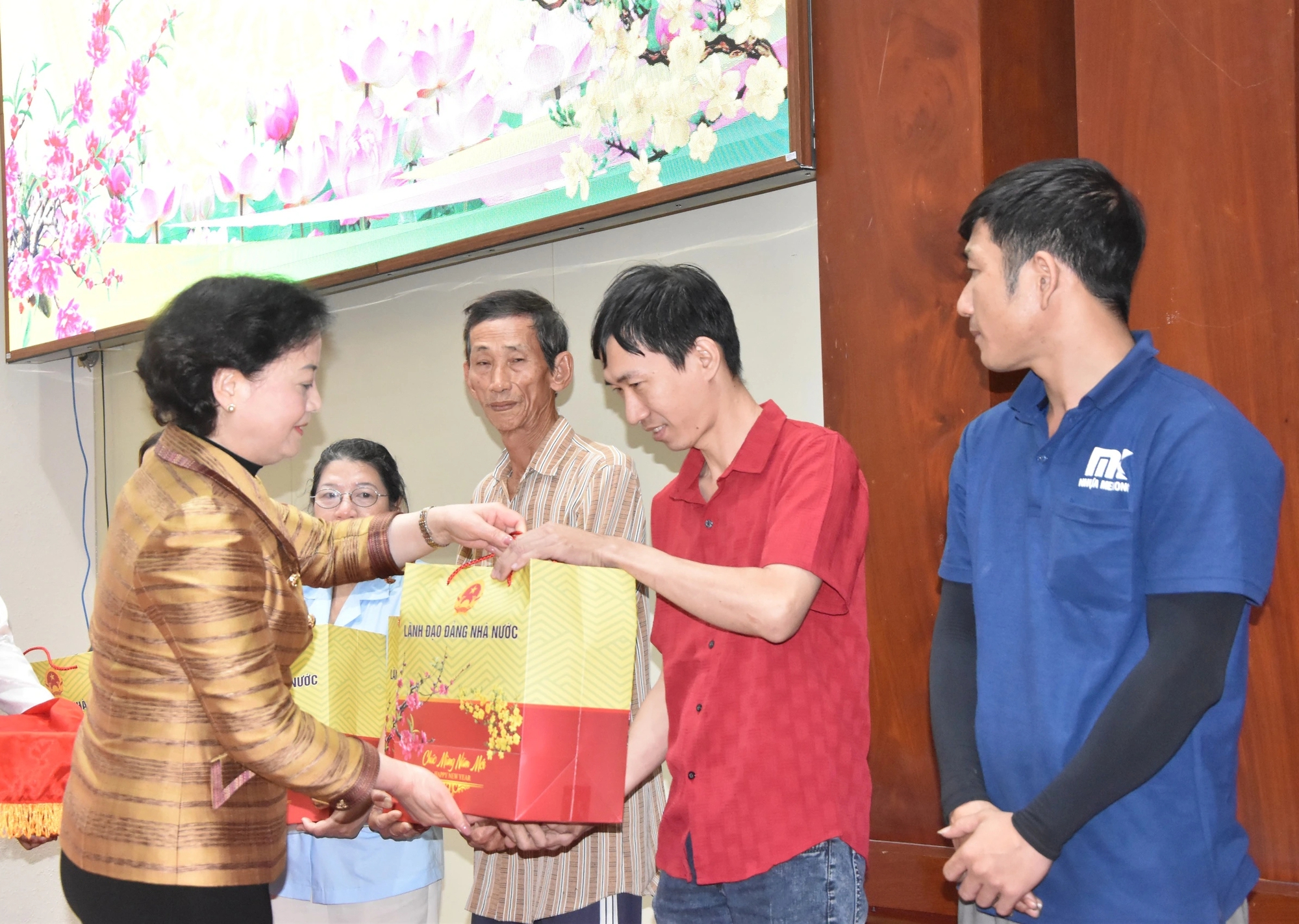 Phó thủ tướng Phạm Thị Thanh Trà trao 100 phần quà tết cho người dân Đồng Tháp - Ảnh 2.