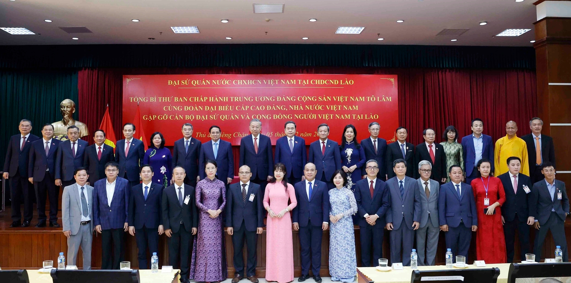 Tổng Bí thư Tô Lâm gặp gỡ cộng đồng người Việt Nam tại Lào- Ảnh 1.