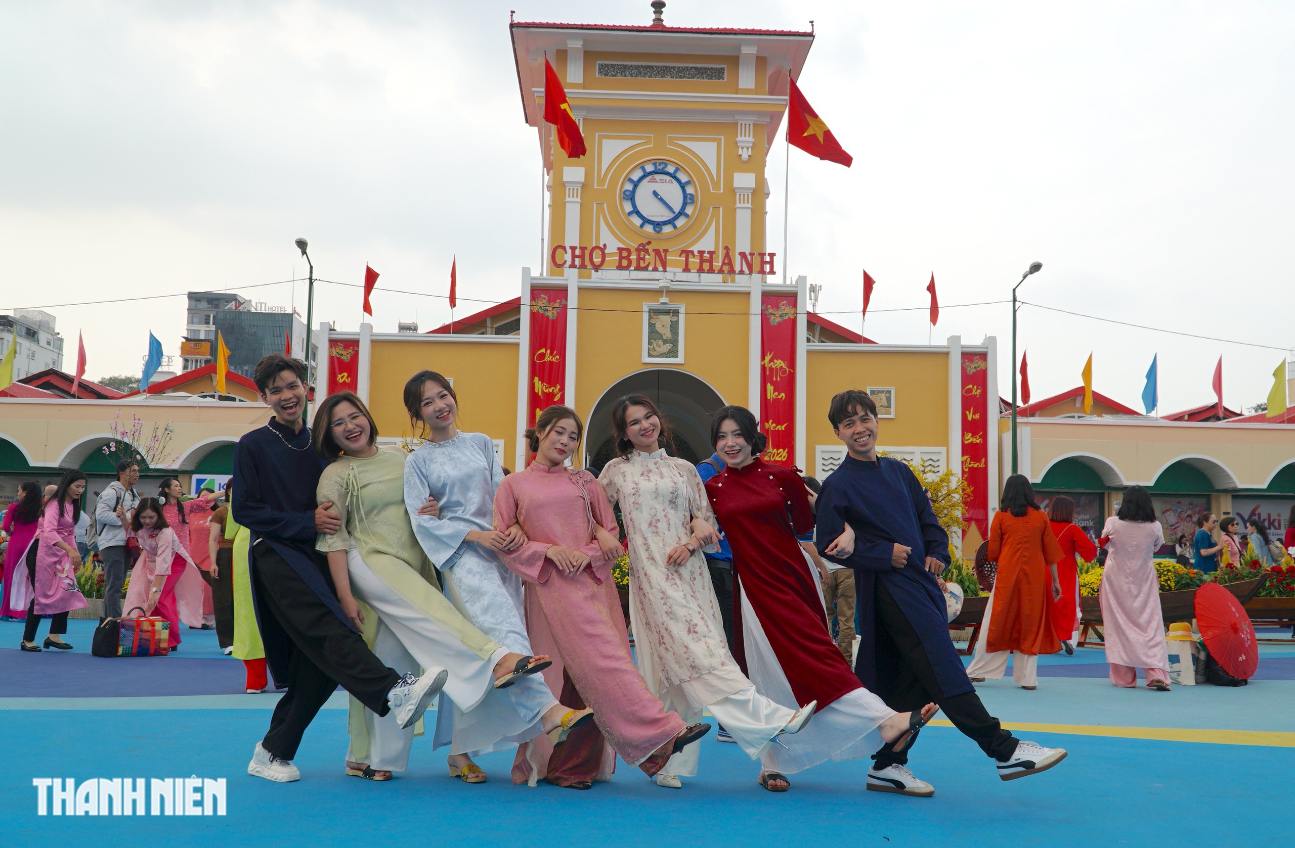 Nhiều &lsquo;n&agrave;ng thơ&rsquo; diện &aacute;o d&agrave;i truyền thống đến chợ Bến Th&agrave;nh chụp ảnh Tết B&iacute;nh Ngọ - Ảnh 1.