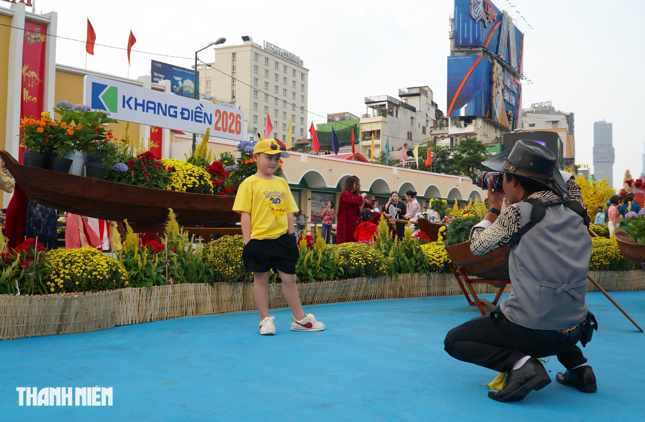 Nhiều &lsquo;n&agrave;ng thơ&rsquo; diện &aacute;o d&agrave;i truyền thống đến chợ Bến Th&agrave;nh chụp ảnh Tết B&iacute;nh Ngọ - Ảnh 8.