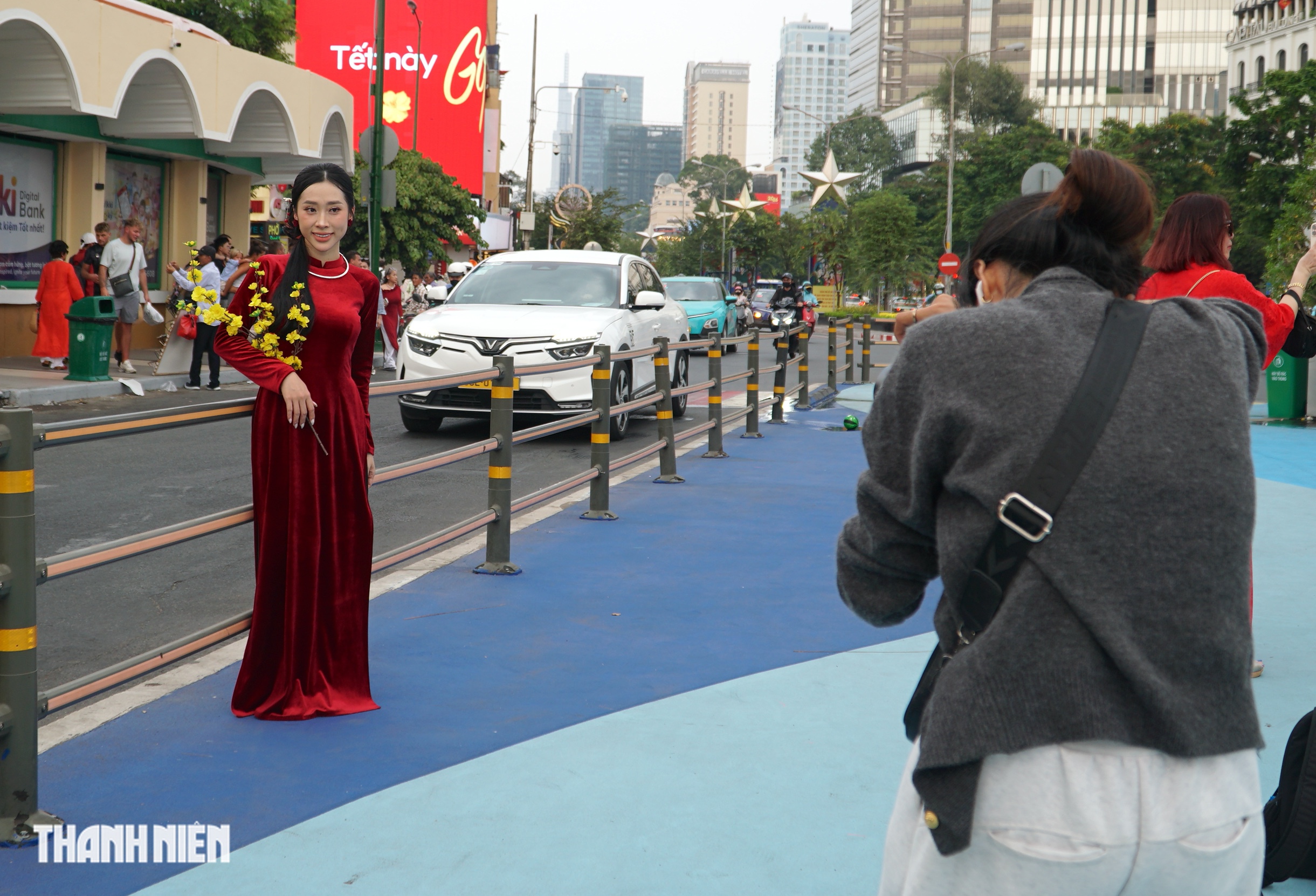 Nhiều &lsquo;n&agrave;ng thơ&rsquo; diện &aacute;o d&agrave;i truyền thống đến chợ Bến Th&agrave;nh chụp ảnh Tết B&iacute;nh Ngọ - Ảnh 3.