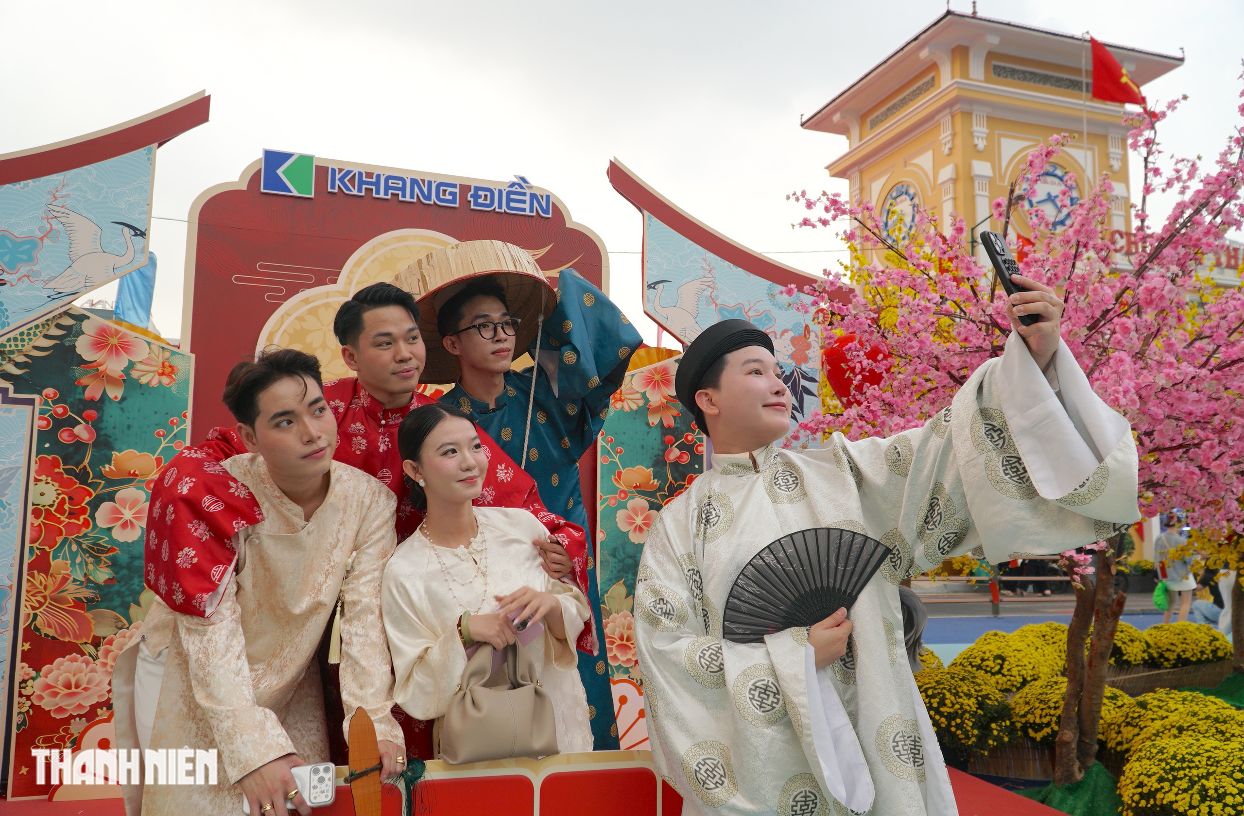 Nhiều &lsquo;n&agrave;ng thơ&rsquo; diện &aacute;o d&agrave;i truyền thống đến chợ Bến Th&agrave;nh chụp ảnh Tết B&iacute;nh Ngọ - Ảnh 7.