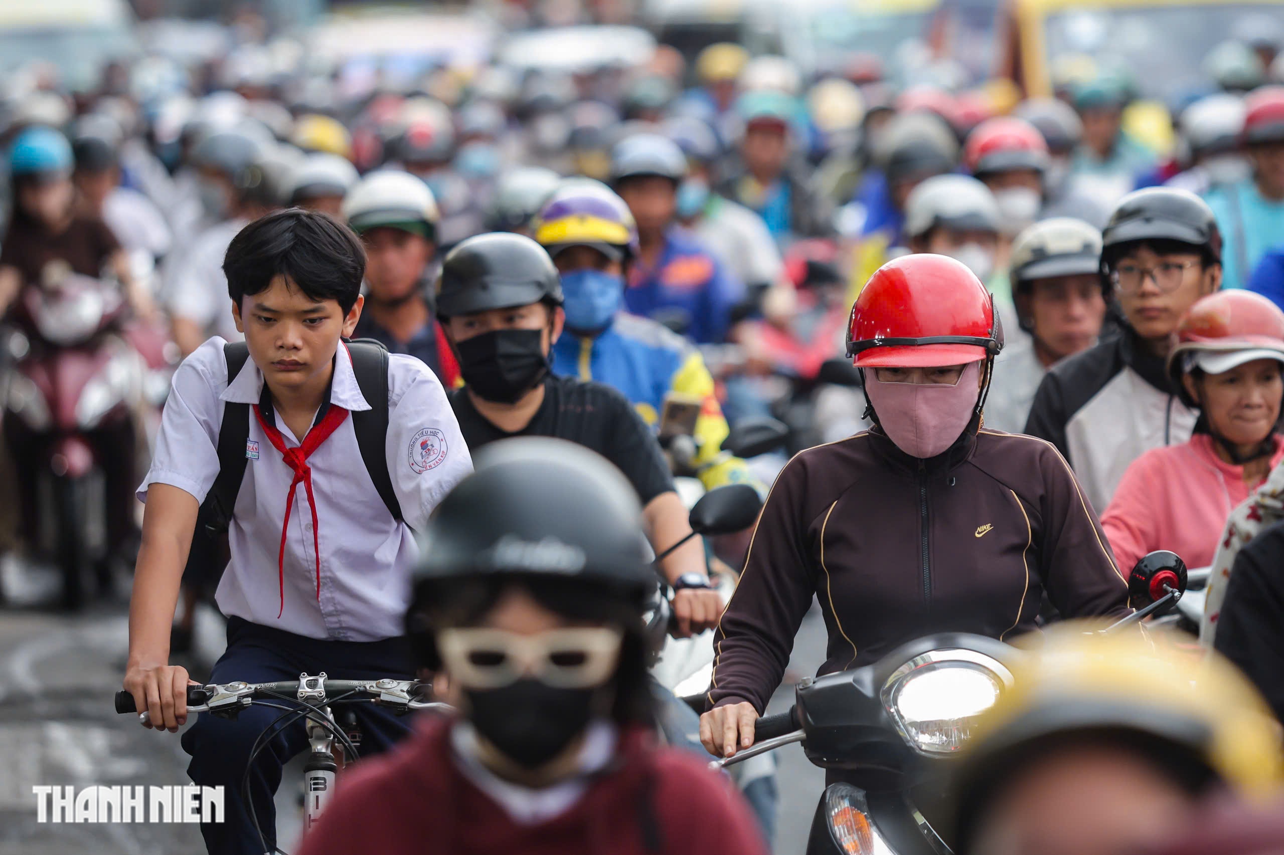 Cửa ng&otilde; s&acirc;n bay T&acirc;n Sơn Nhất gi&aacute;p tết: Kẹt xe 'ngộp thở' đường Cộng H&ograve;a, Trường Chinh- Ảnh 10.