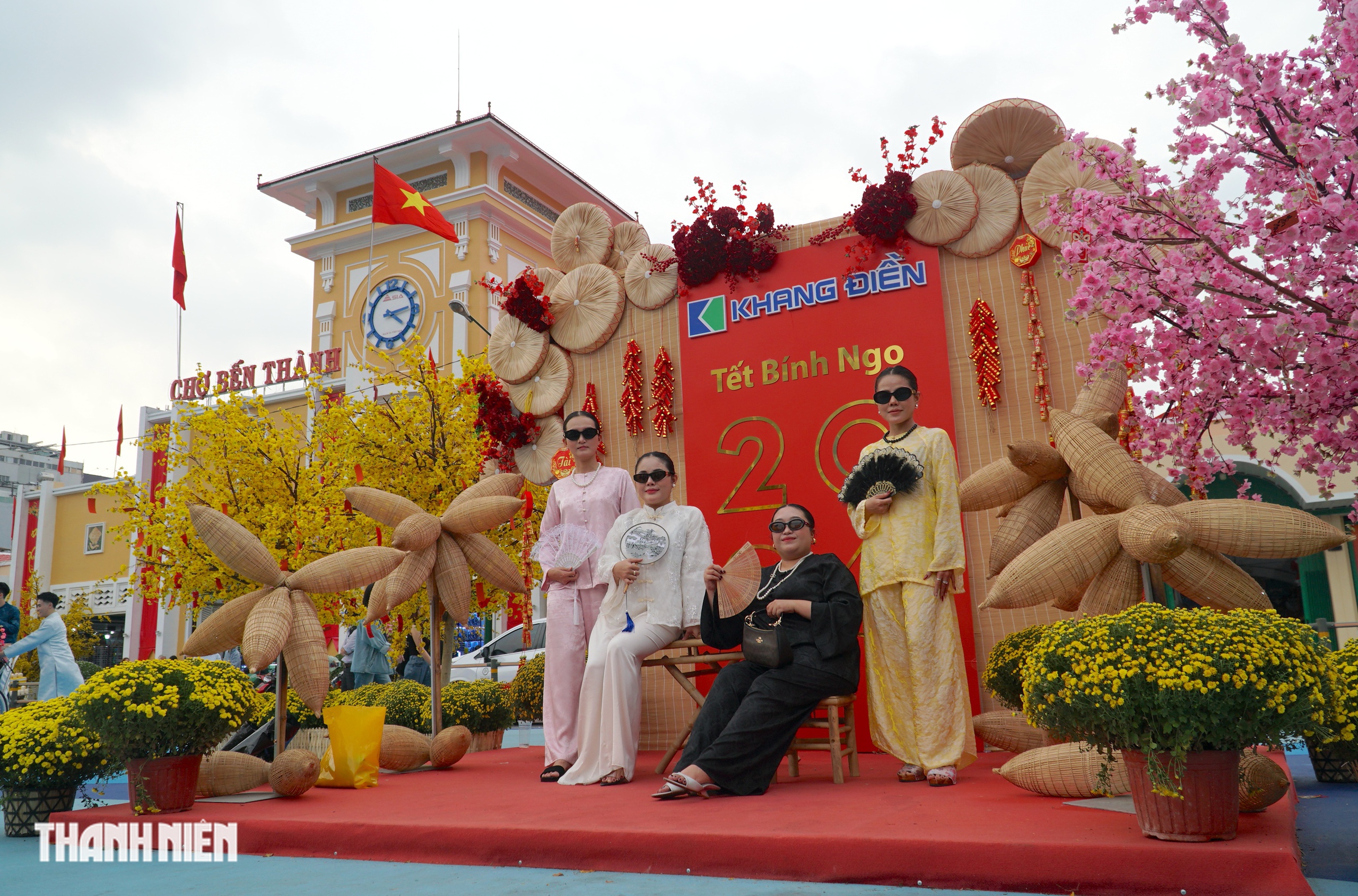 Nhiều &lsquo;n&agrave;ng thơ&rsquo; diện &aacute;o d&agrave;i truyền thống đến chợ Bến Th&agrave;nh chụp ảnh Tết B&iacute;nh Ngọ - Ảnh 4.