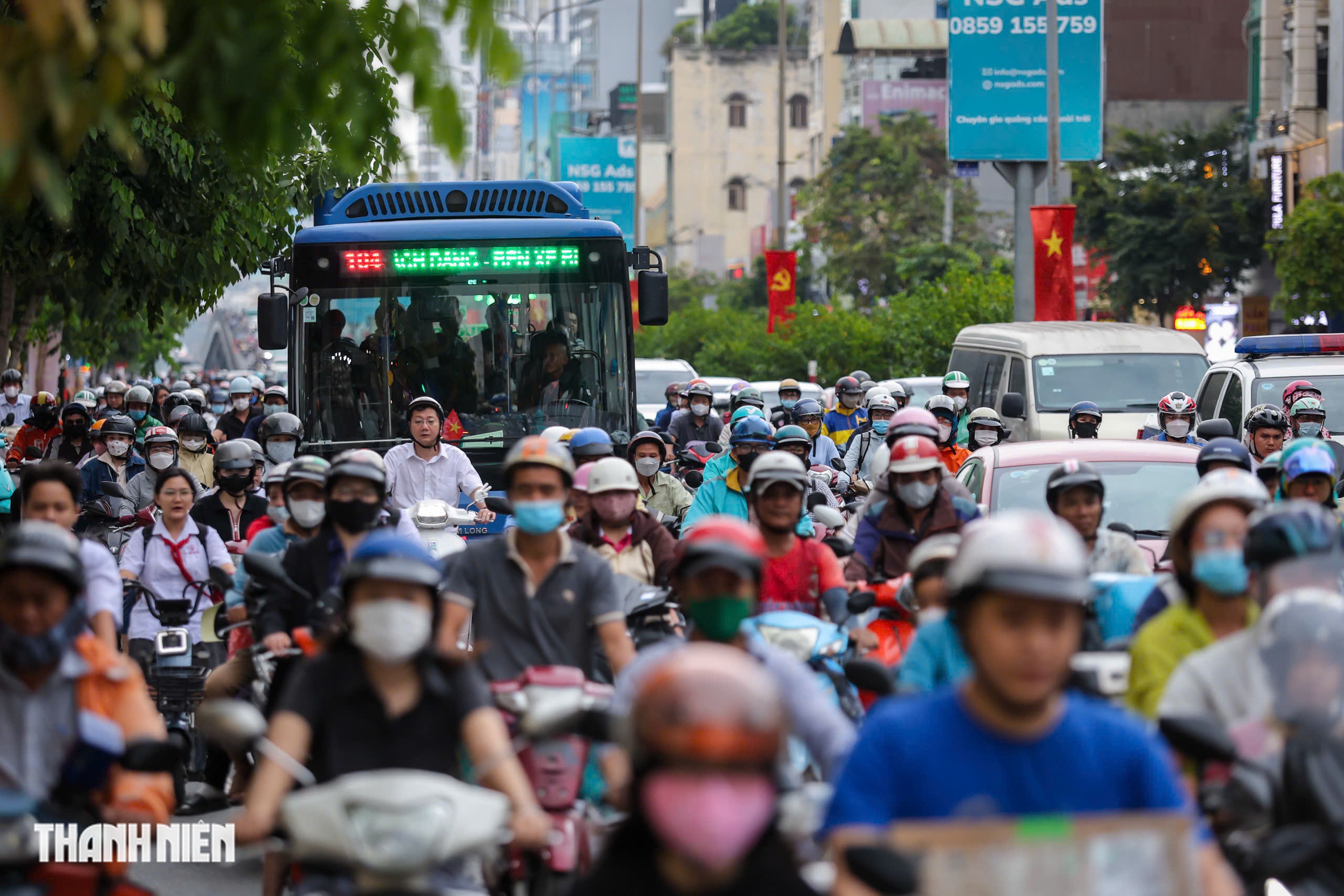 Cửa ng&otilde; s&acirc;n bay T&acirc;n Sơn Nhất gi&aacute;p tết: Kẹt xe 'ngộp thở' đường Cộng H&ograve;a, Trường Chinh- Ảnh 3.