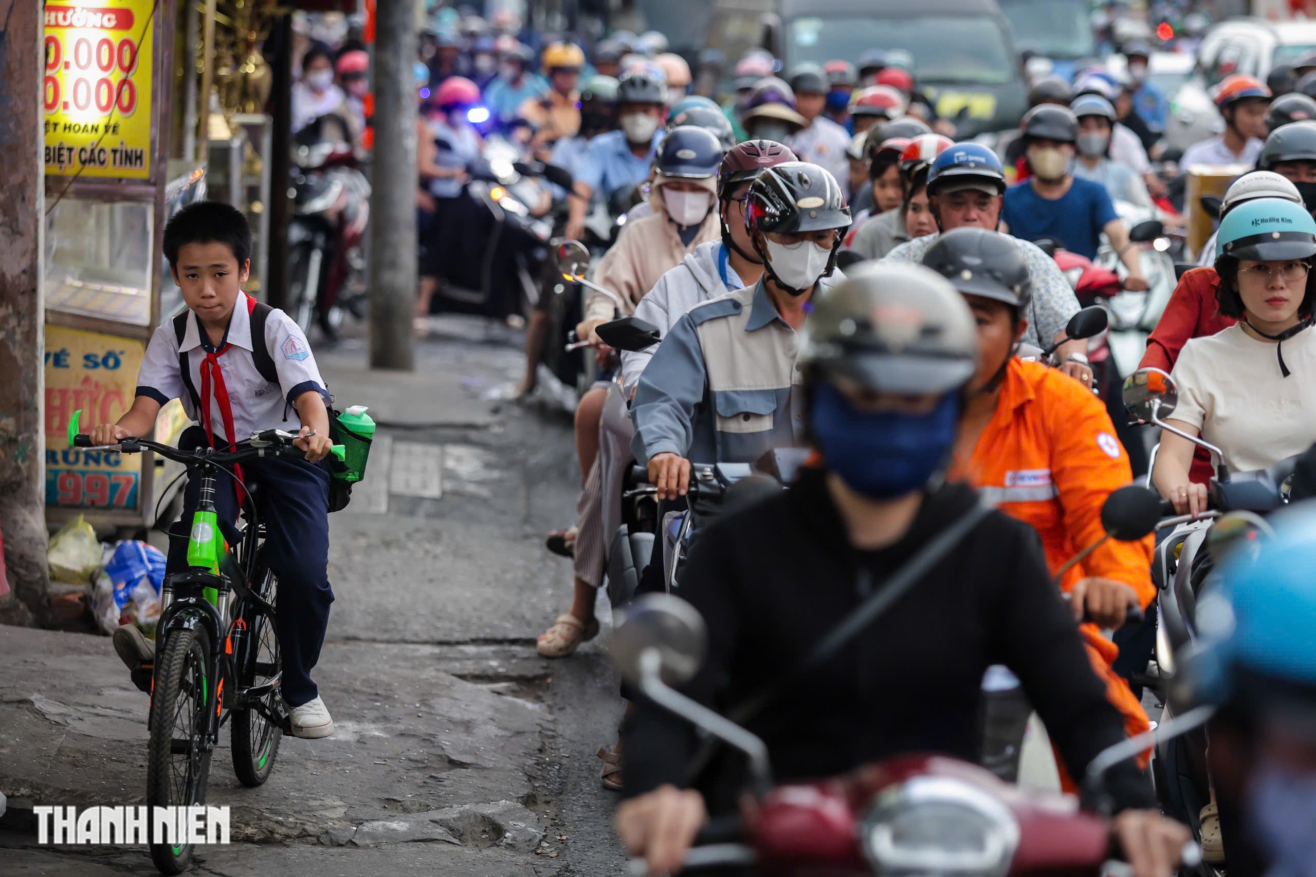 Cửa ng&otilde; s&acirc;n bay T&acirc;n Sơn Nhất gi&aacute;p tết: Kẹt xe 'ngộp thở' đường Cộng H&ograve;a, Trường Chinh- Ảnh 9.