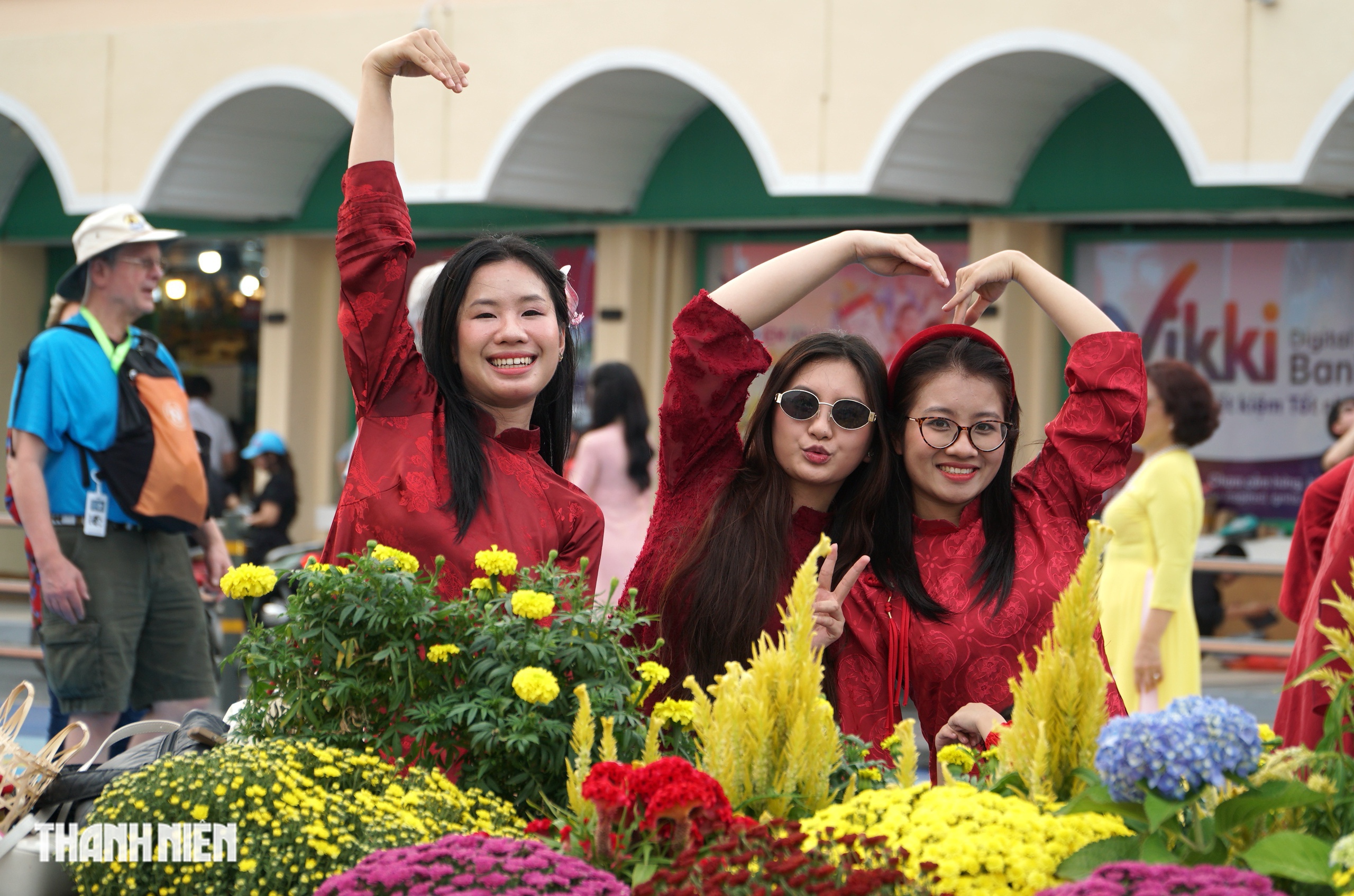 Nhiều &lsquo;n&agrave;ng thơ&rsquo; diện &aacute;o d&agrave;i truyền thống đến chợ Bến Th&agrave;nh chụp ảnh Tết B&iacute;nh Ngọ - Ảnh 5.