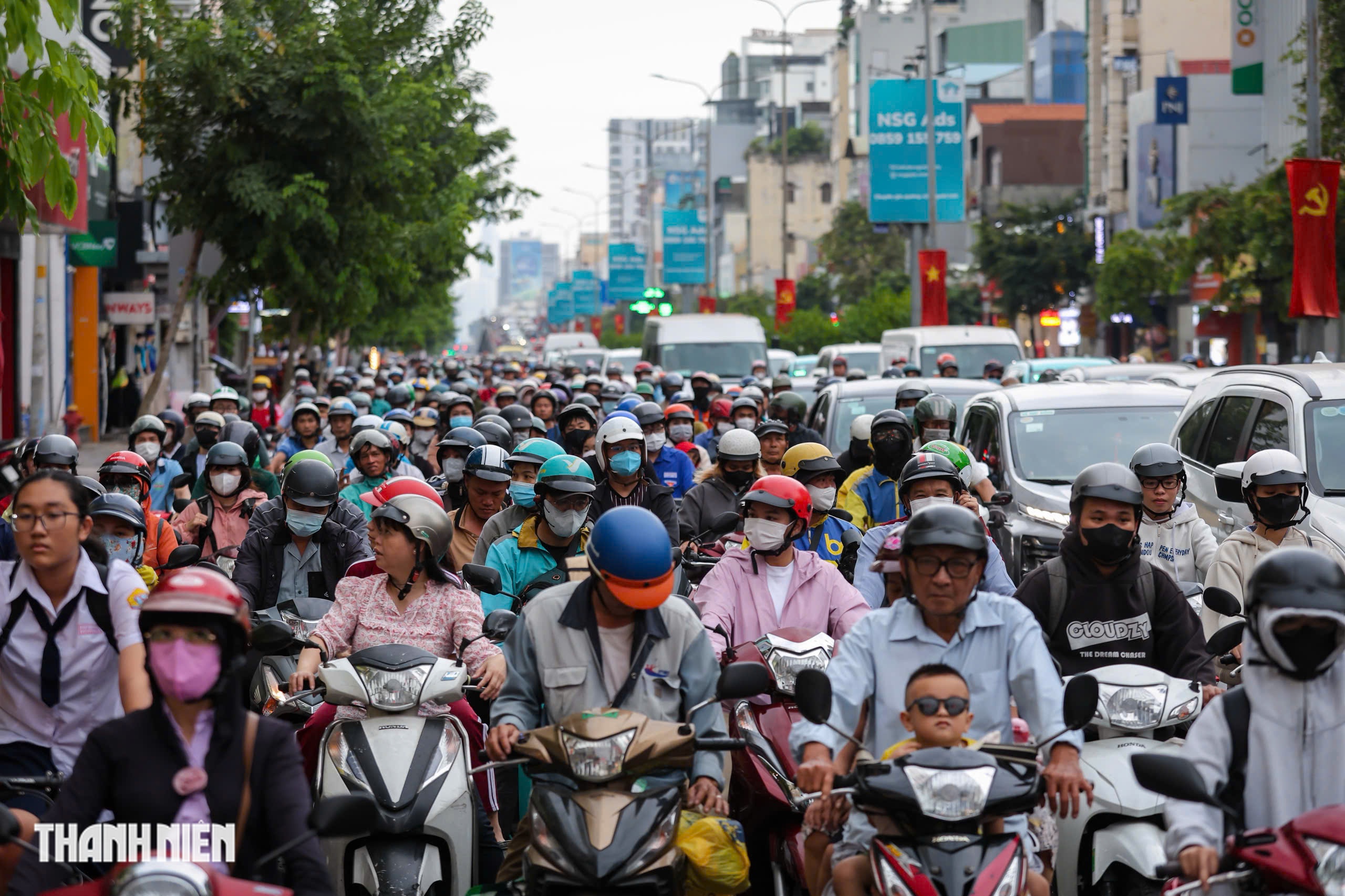Cửa ng&otilde; s&acirc;n bay T&acirc;n Sơn Nhất gi&aacute;p tết: Kẹt xe 'ngộp thở' đường Cộng H&ograve;a, Trường Chinh- Ảnh 2.