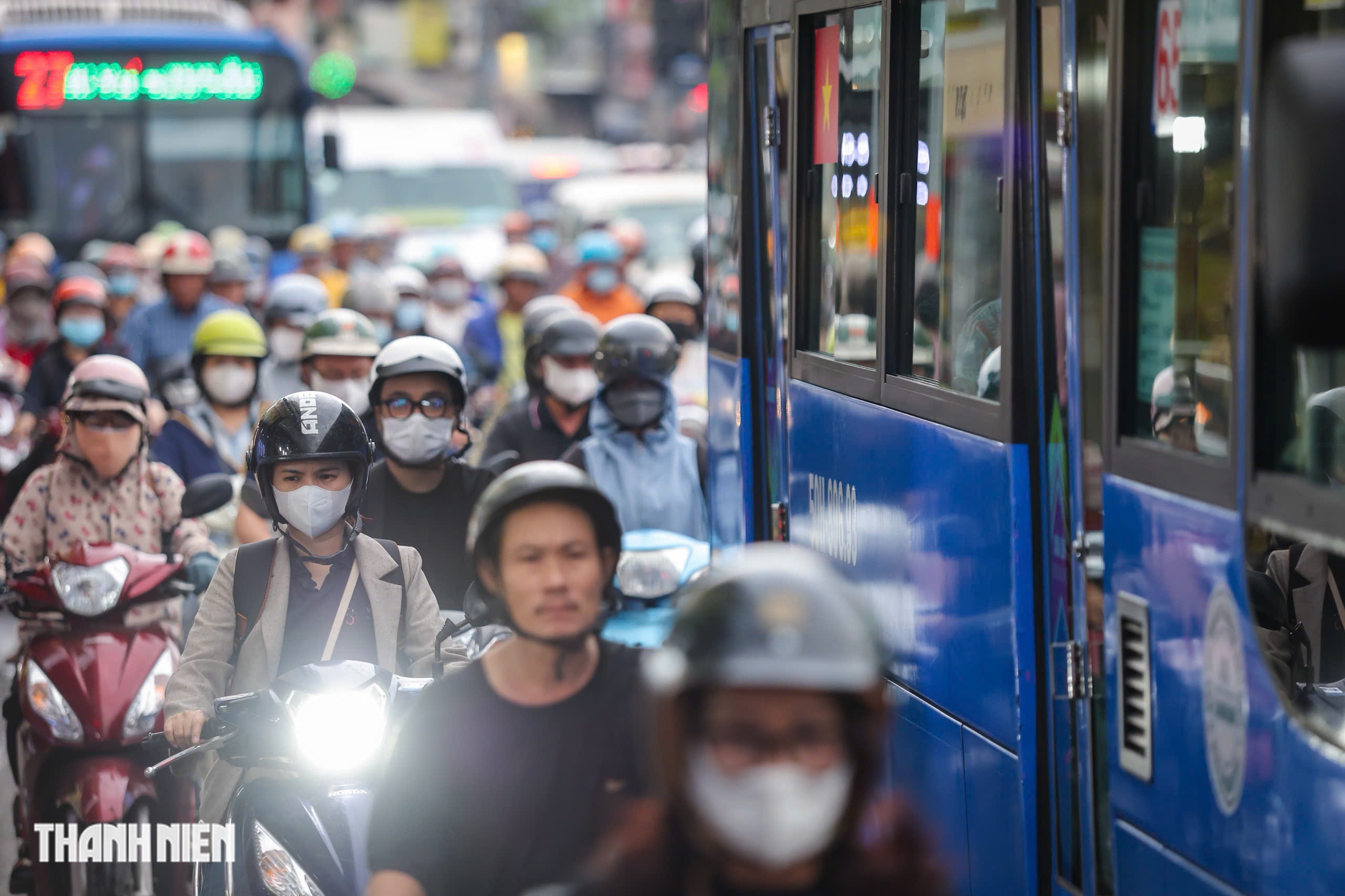 Cửa ng&otilde; s&acirc;n bay T&acirc;n Sơn Nhất gi&aacute;p tết: Kẹt xe 'ngộp thở' đường Cộng H&ograve;a, Trường Chinh- Ảnh 6.