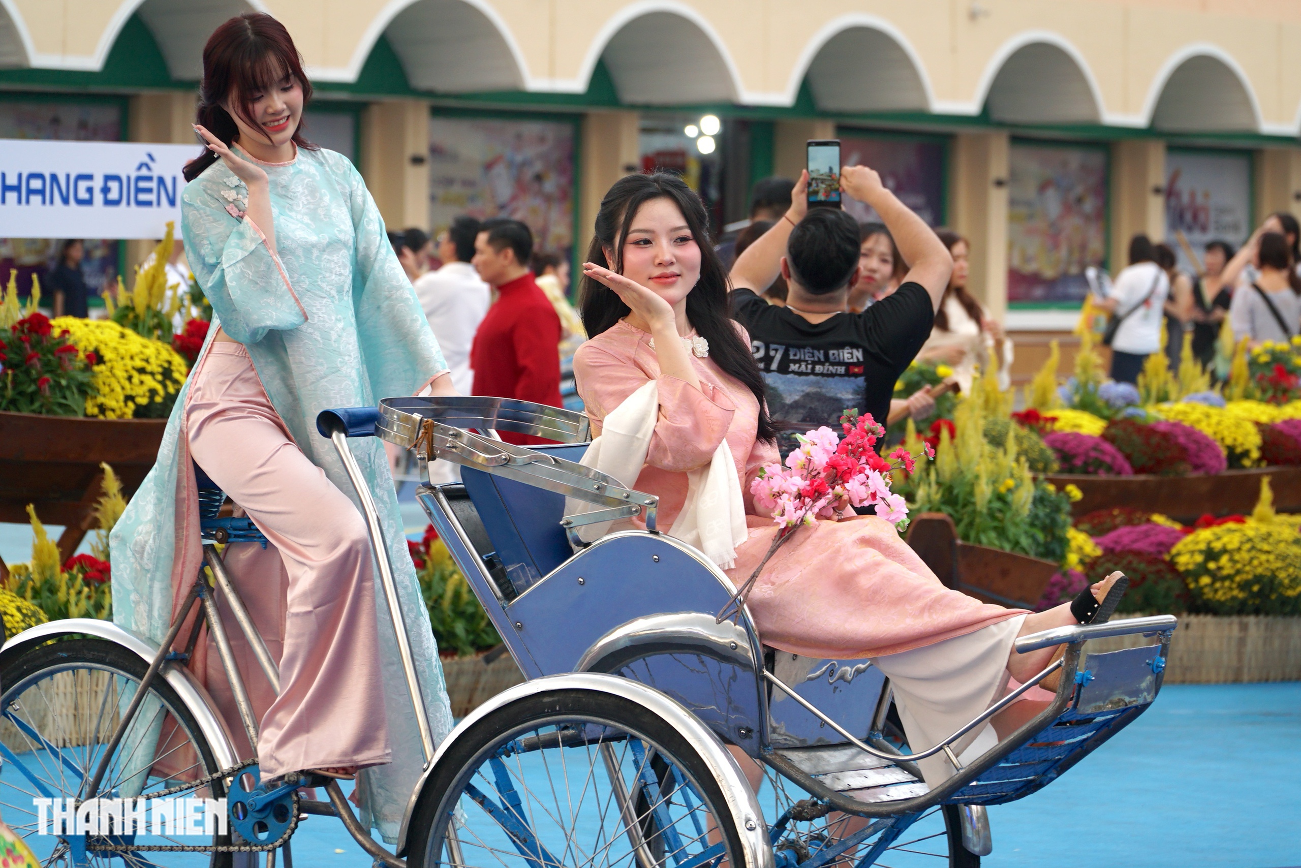 Nhiều &lsquo;n&agrave;ng thơ&rsquo; diện &aacute;o d&agrave;i truyền thống đến chợ Bến Th&agrave;nh chụp ảnh Tết B&iacute;nh Ngọ - Ảnh 9.