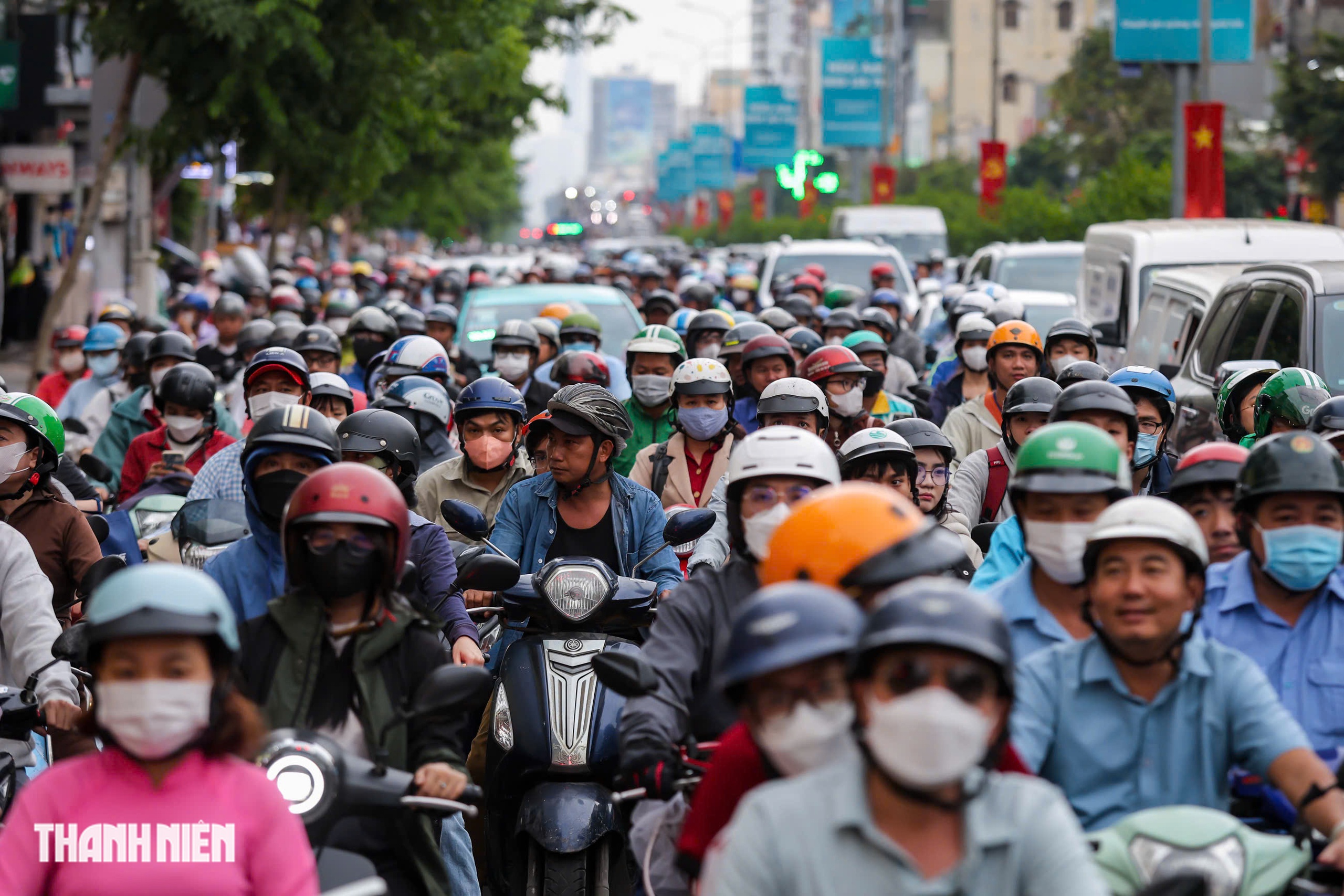Cửa ng&otilde; s&acirc;n bay T&acirc;n Sơn Nhất gi&aacute;p tết: Kẹt xe 'ngộp thở' đường Cộng H&ograve;a, Trường Chinh- Ảnh 1.